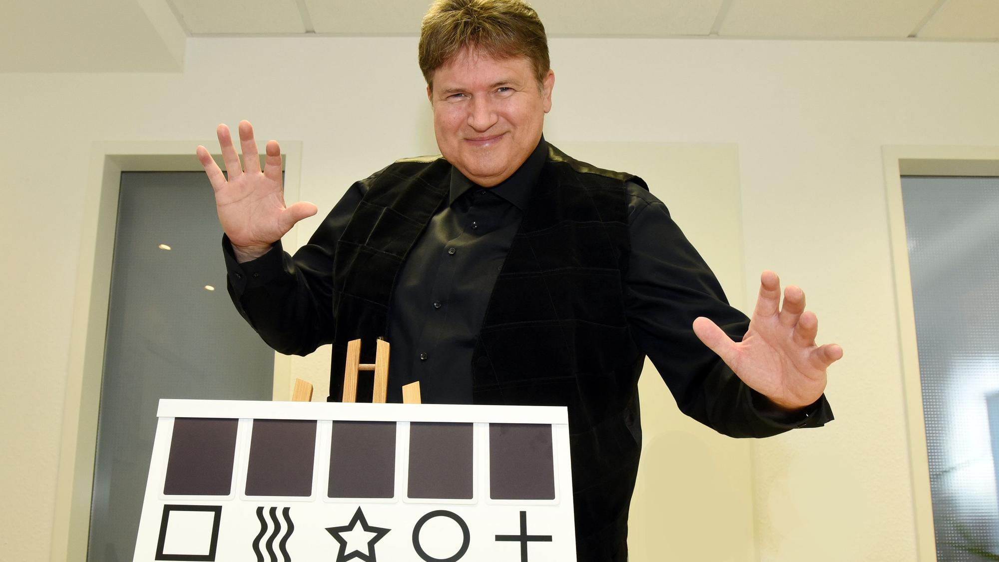 Der Zauberkünstler Frank Baroth in seinem Element als Magier.