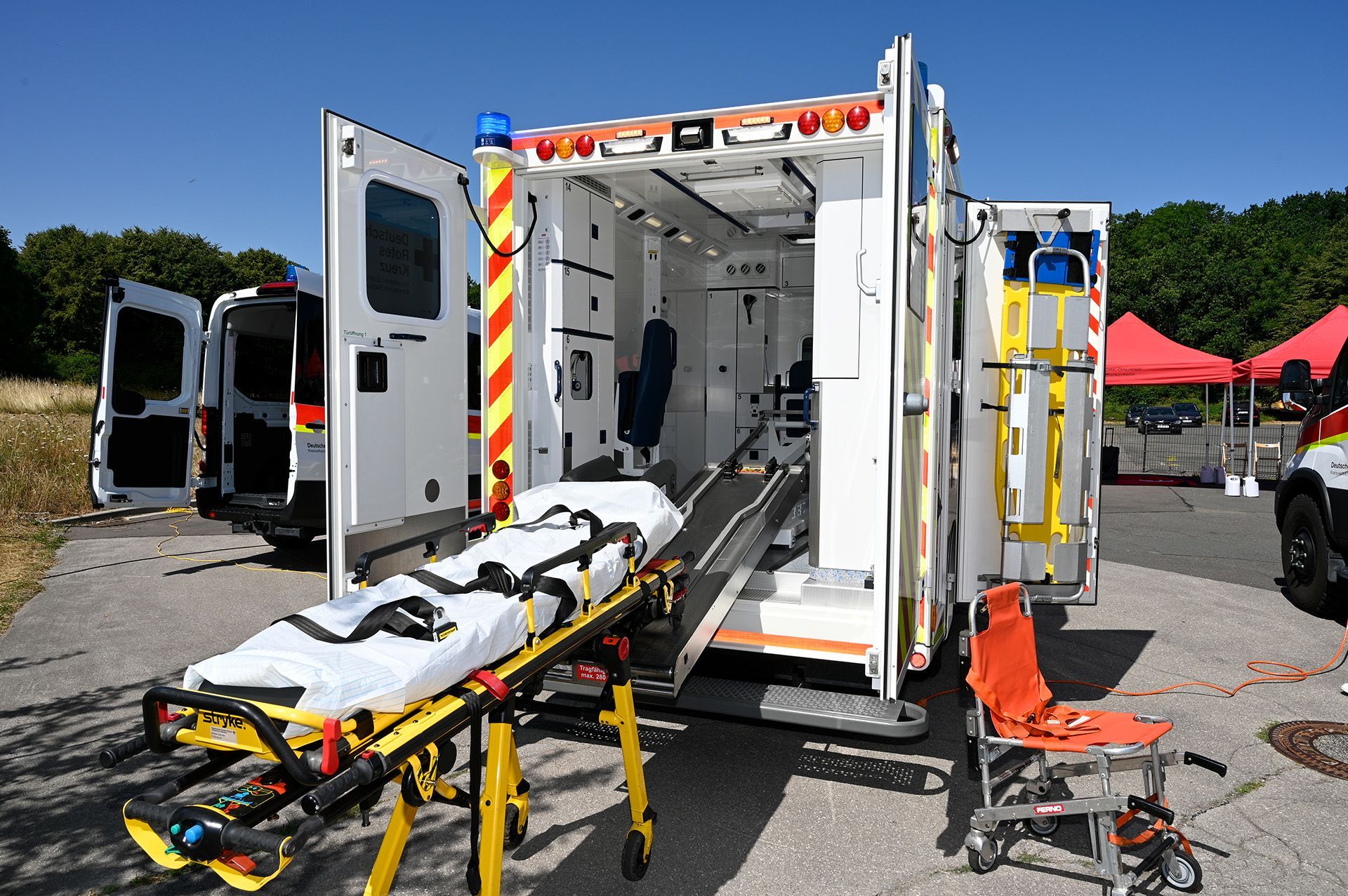 Ein Blick auf den hinten geöffneten Rettungswagen.