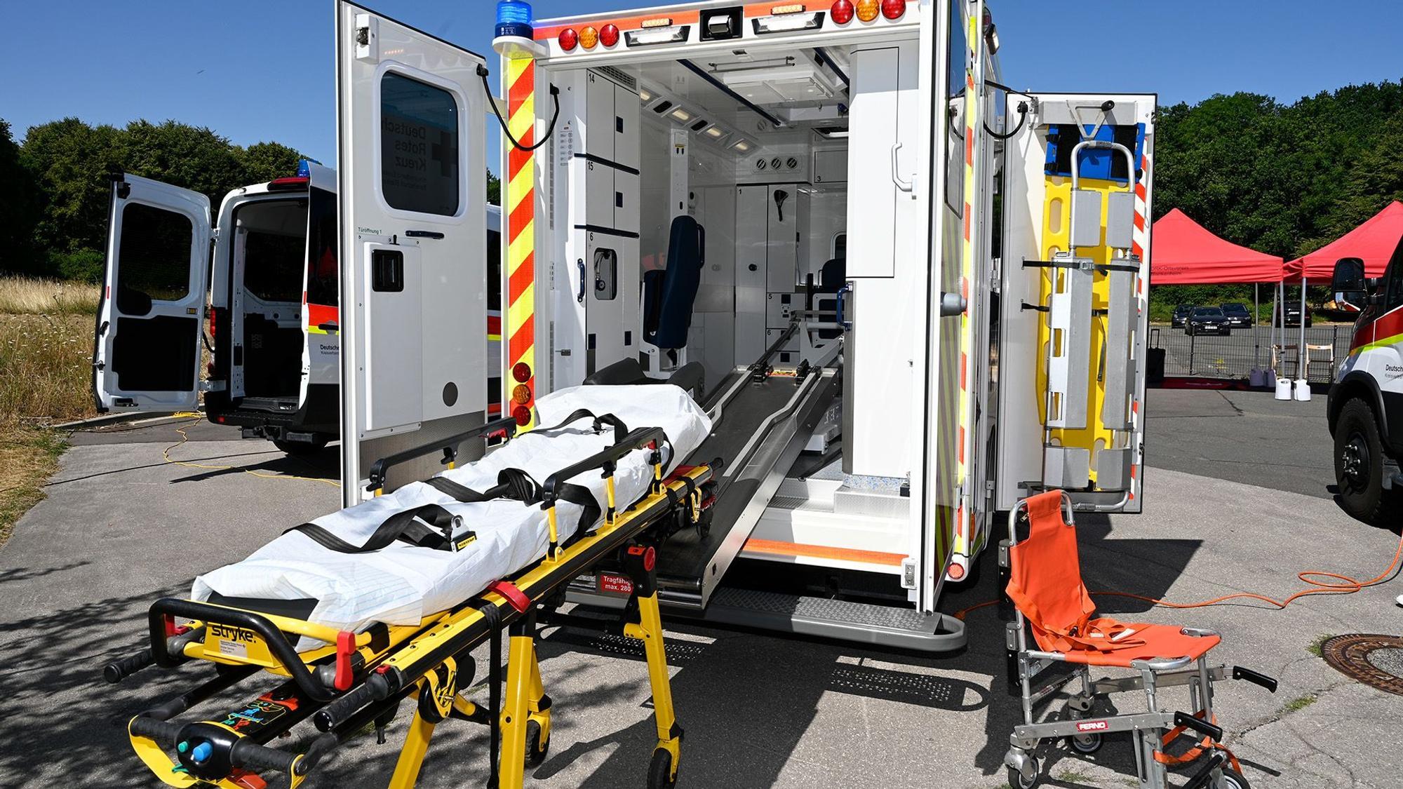 Ein Blick auf den hinten geöffneten Rettungswagen.