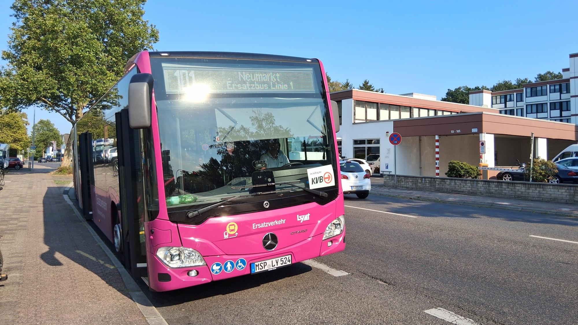 Ein pinker SEV-Bus steht an einer Haltestelle.
