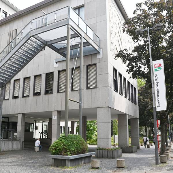 Zu sehen ist das Gebäude der Bezirksregierung.