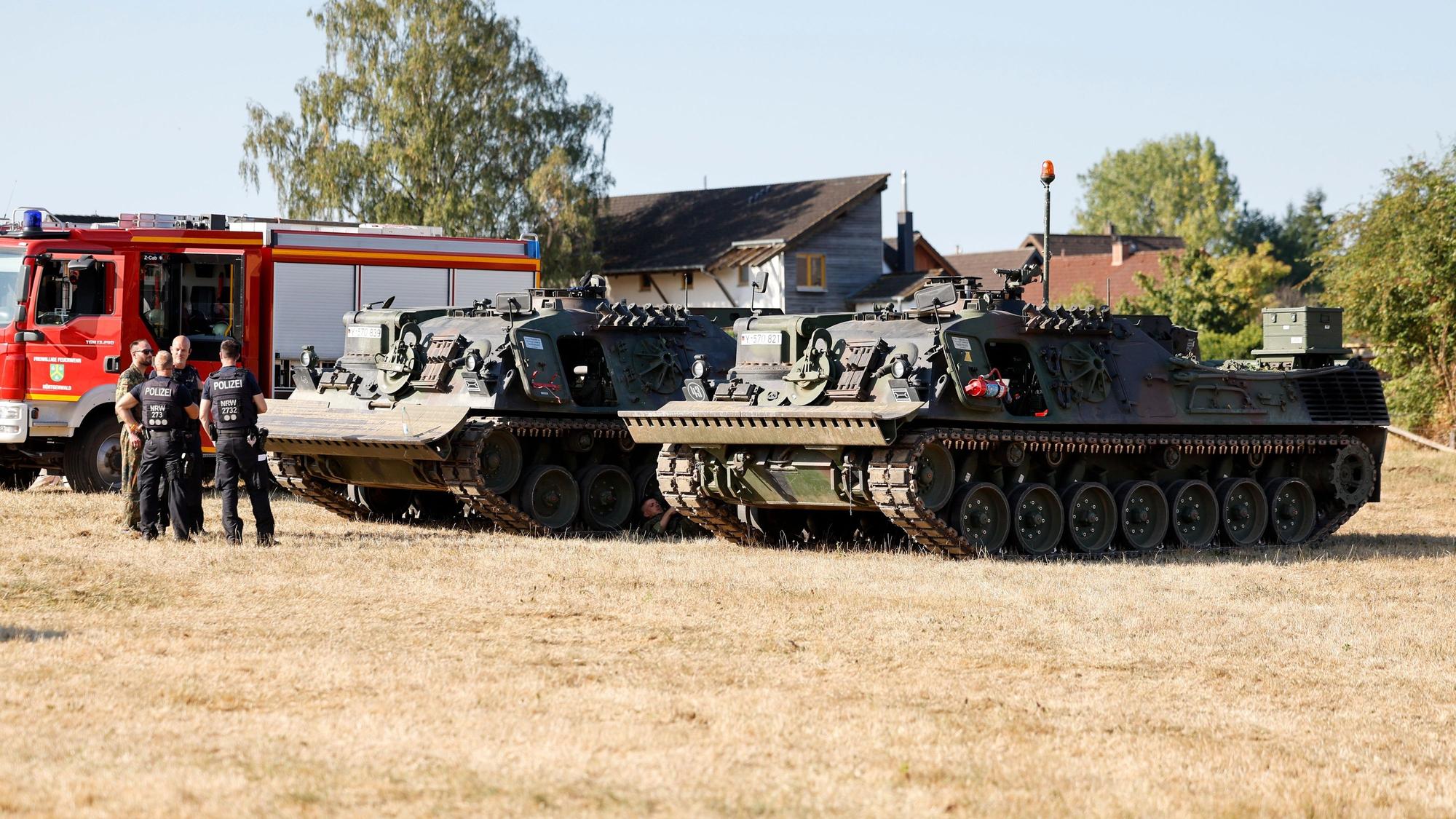 Räumungspanzer der Bundeswehr stehen im Bereitstellungsraum zum Waldbrand im Hürtgenwald.