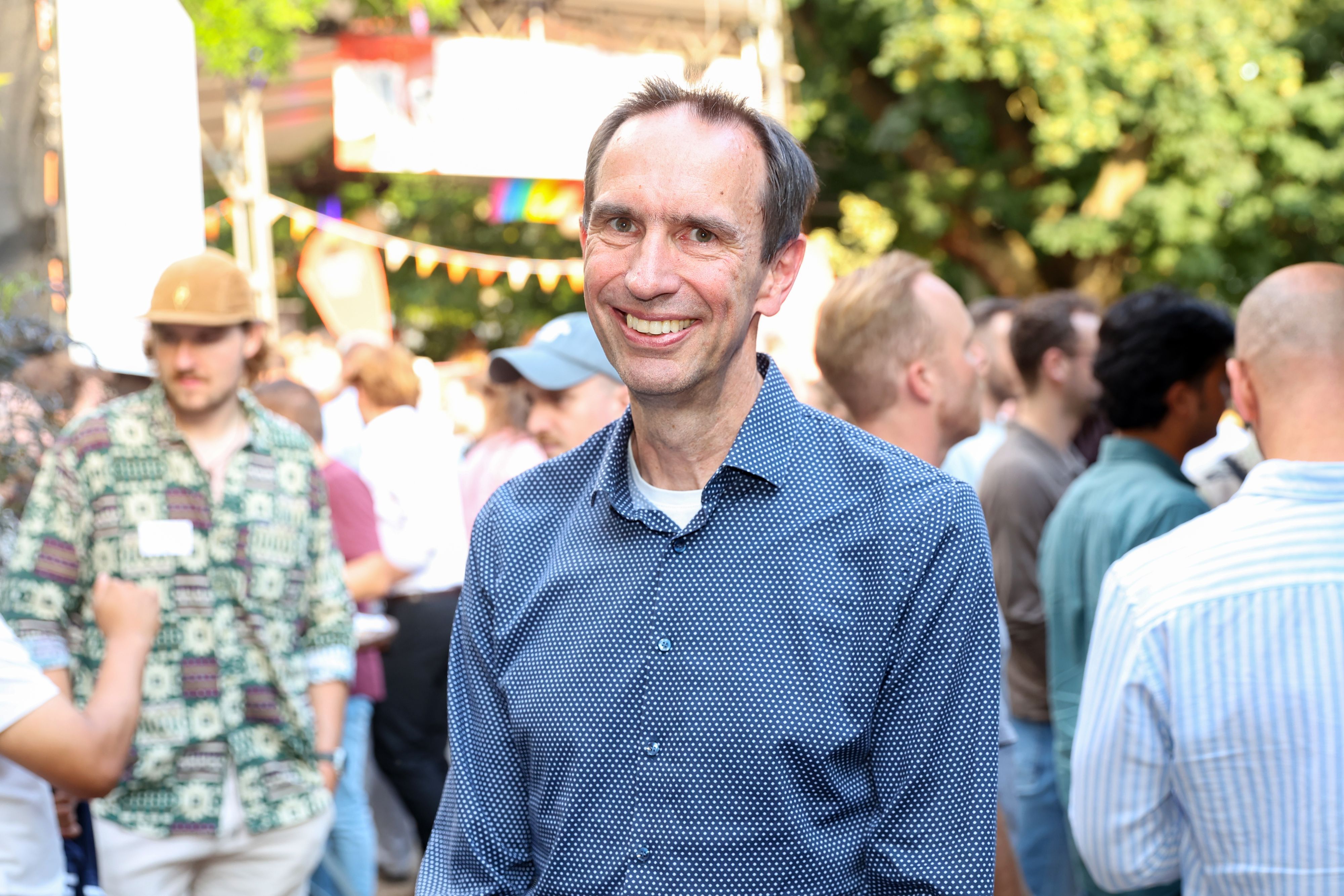 Marc Kley ist Direktor des Gateway Exzellenz Start-up Centers Köln. In seinem Job geht es auch ums Netzwerken – wie hier während des Kölner Branchentreffs im Stadtgarten.