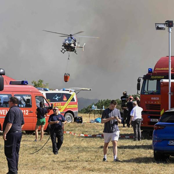Das Bild zeigt Einsatzkräfte und -fahrzeuge der Feuerwehr am Sammelplatz bei Hürtgenwald.