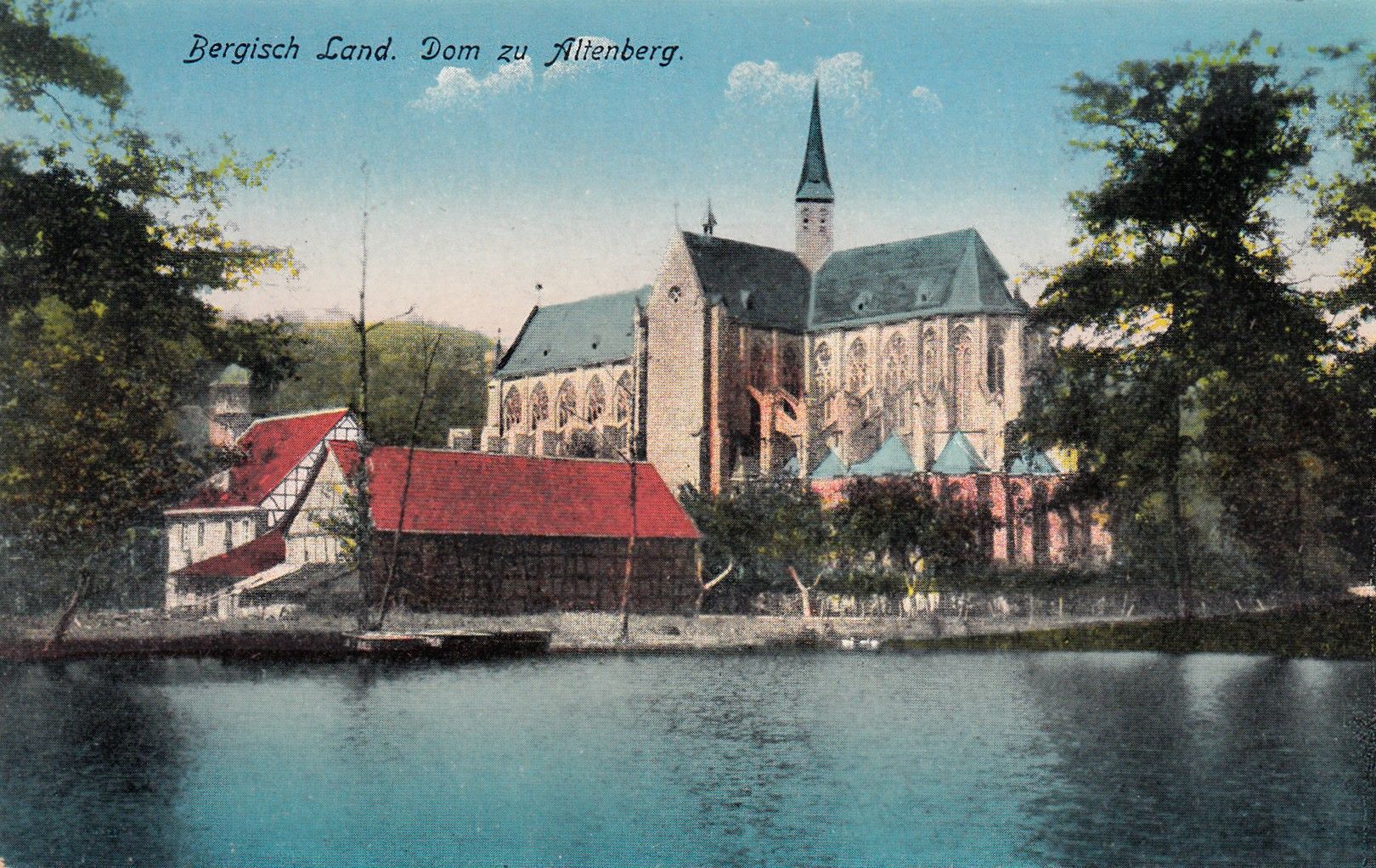 Eine historische kolorierte Postkarte vom Altenberger Dom mit Gondelteich.