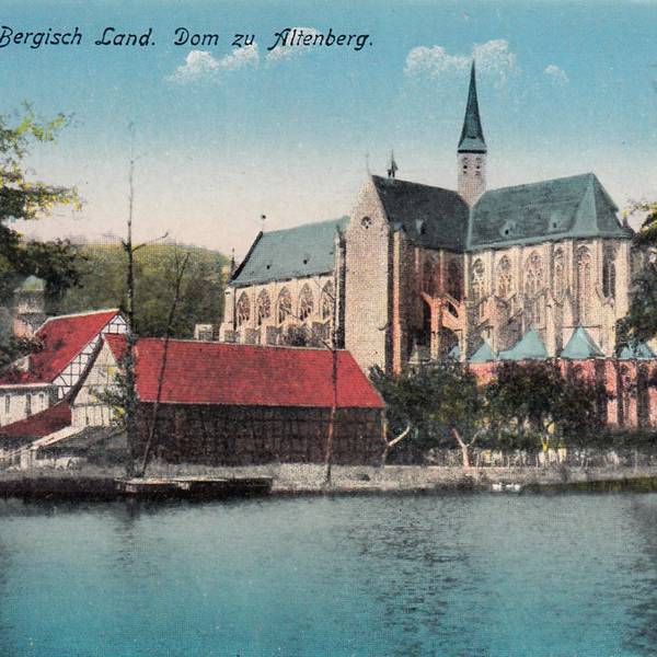 Eine historische kolorierte Postkarte vom Altenberger Dom mit Gondelteich.