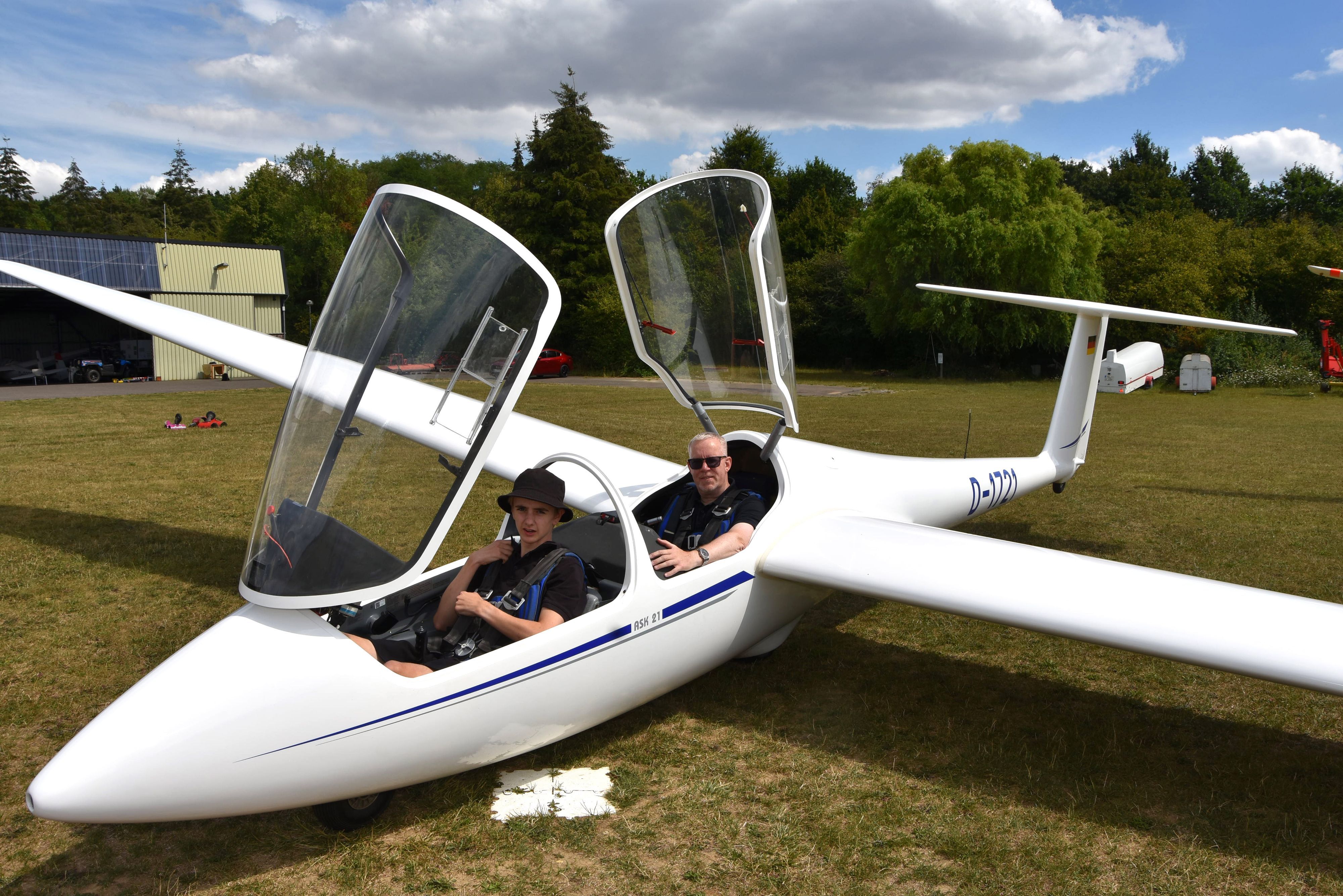 Zwei Männer sitzen in einem Segelflugzeug.