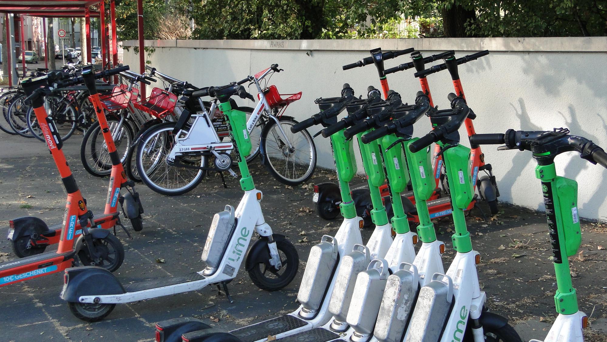Symbolbild für feste Abstellflächen für Leihfahrräder und -scooter.