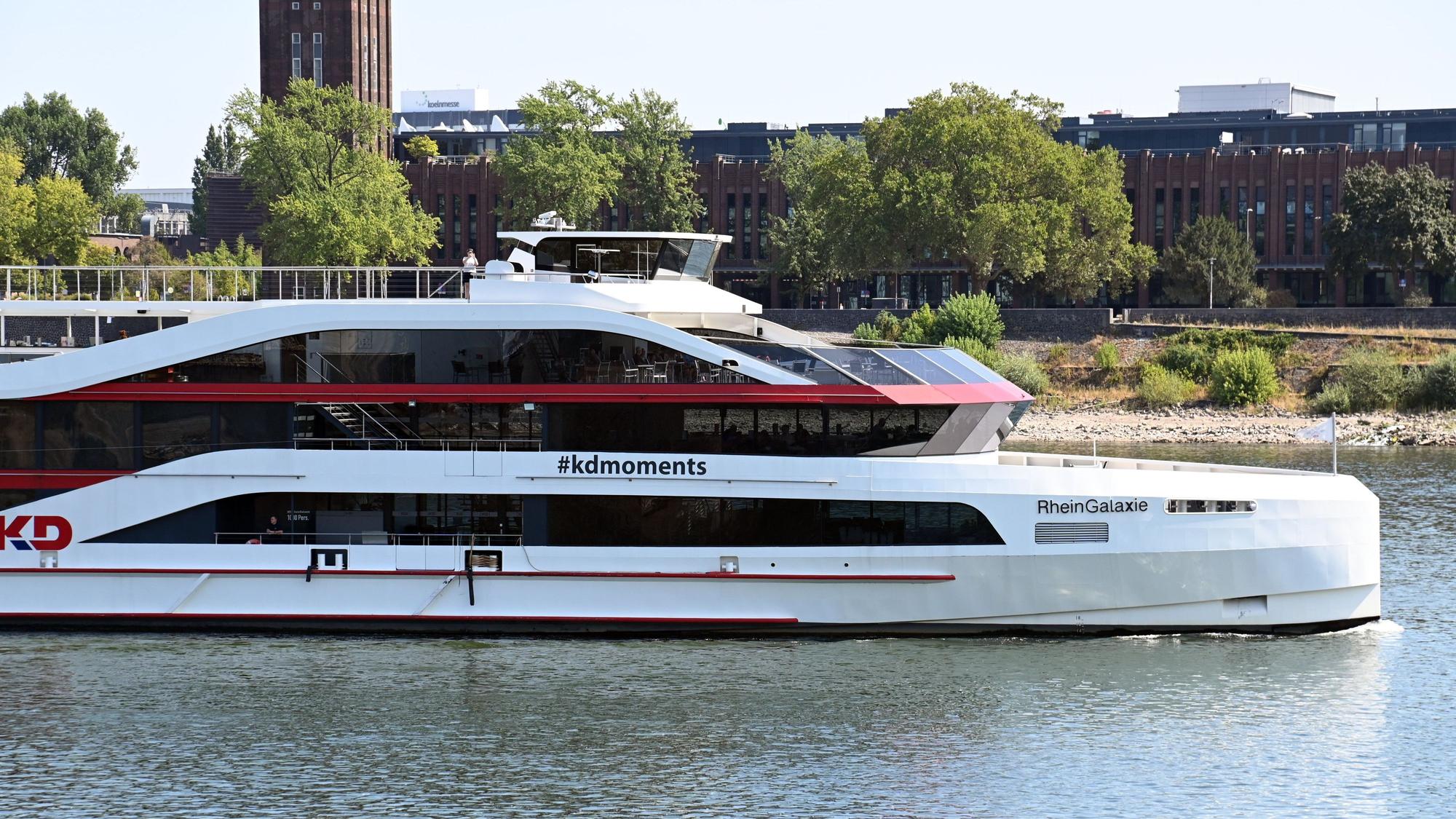 14.08.2026 Köln. Das Niedrigwasser im Rhein beeinträchtigt die Ausflugsschifffahrt. Die Pegelstände am Rhein bewegen sich weiterhin auf historisch niedrigem Niveau. Aktueller Pegel: 0,51m. Foto: Alexander Schwaiger