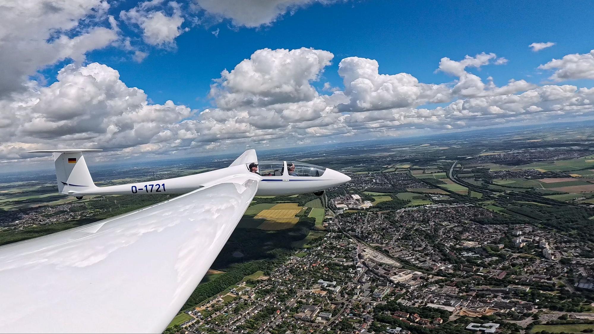 Ein Segelflugzeug in luftiger Höhe.