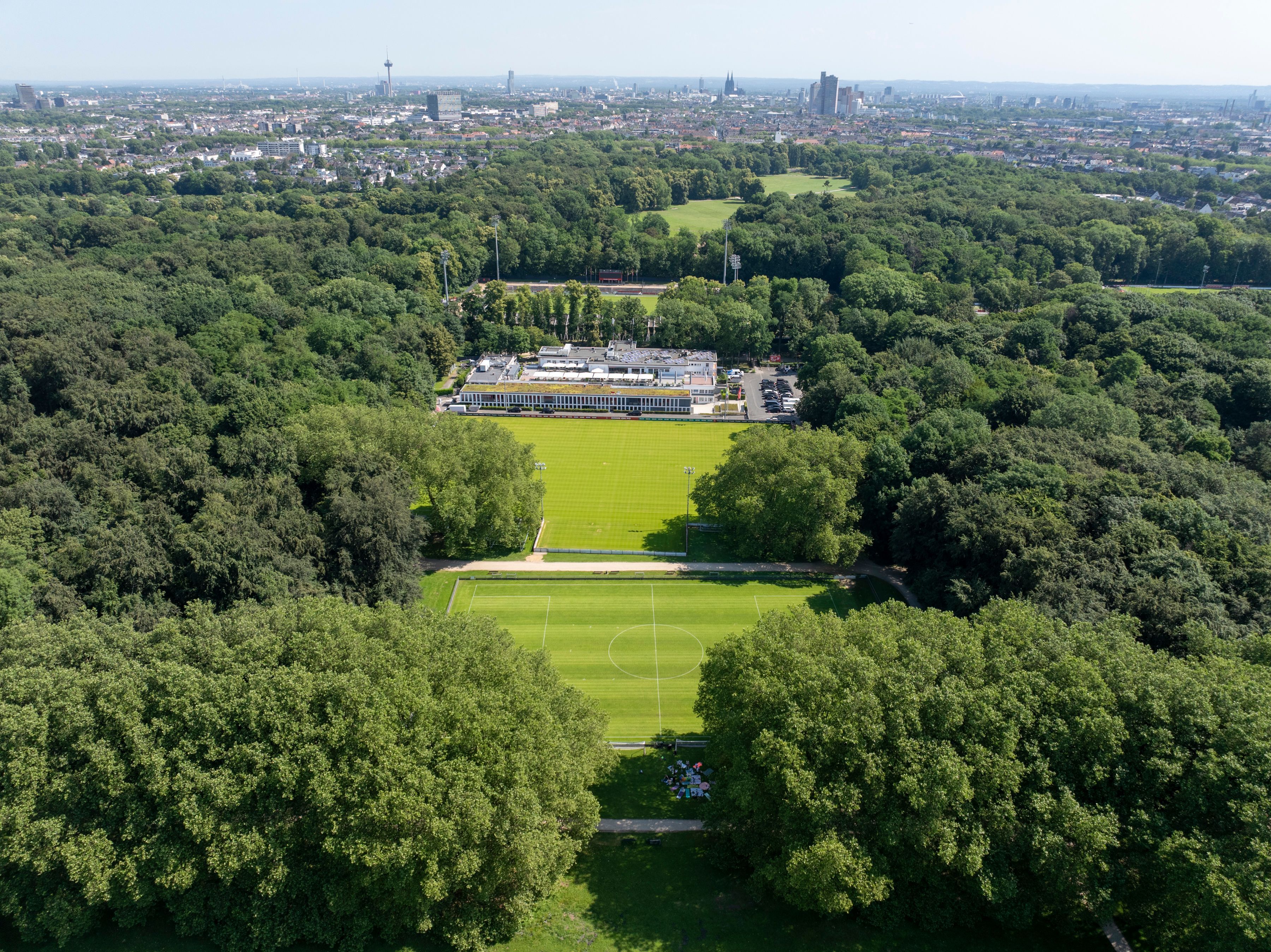 19.06.2026, Köln: Der Trainingsplatz Nummer 2 befindet sich auf dem Gelände des Fußballvereins 1. FC Köln am Geißbockheim im Rhein-Energie-Sportpark. Seit Jahren gibt es Streit um die Trainingsplätze des Vereins. Jetzt soll mit baulichen Veränderungen an Platz 2 ein Kompromiss gefunden werden. Foto: Uwe Weiser