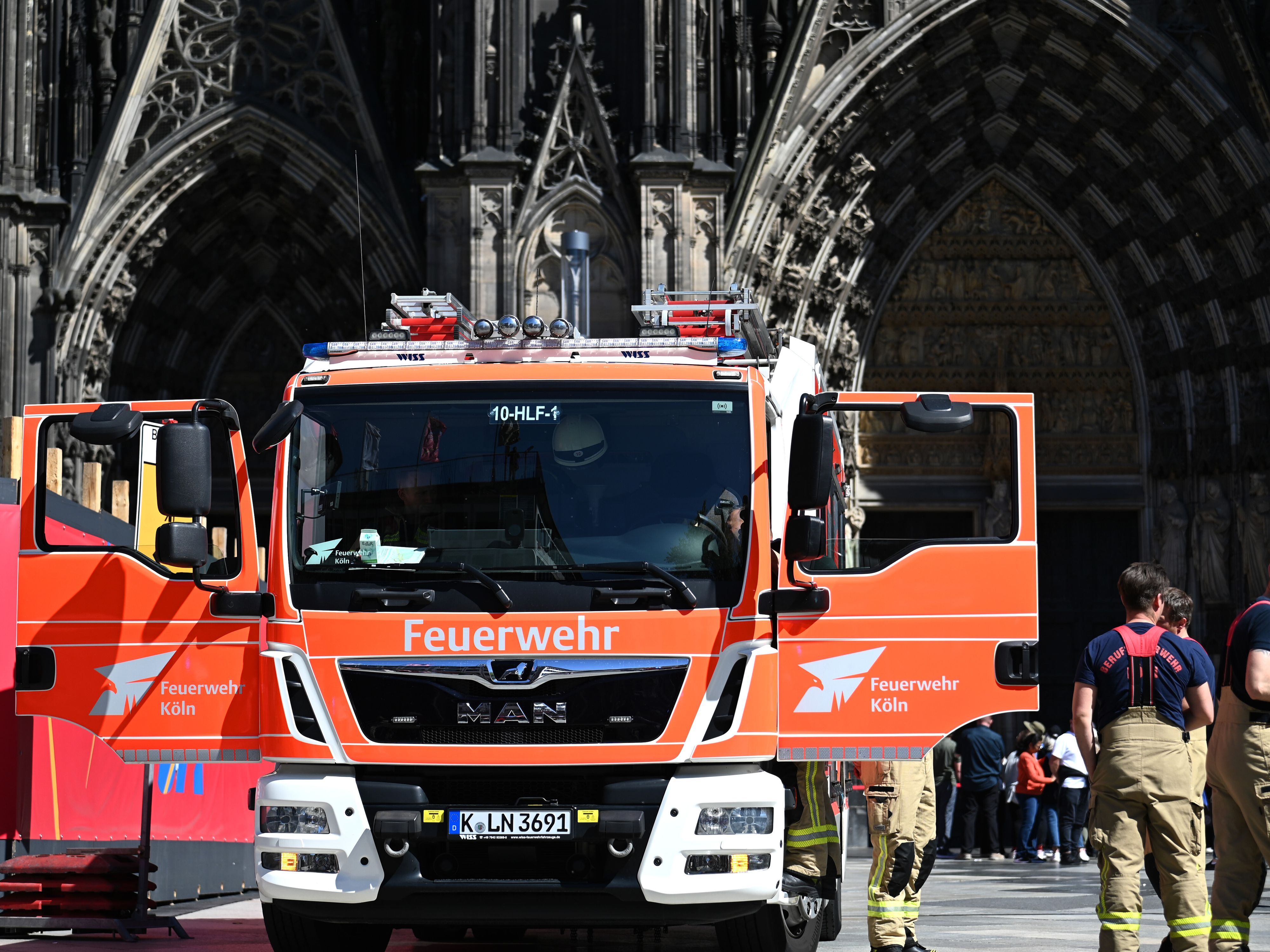 Mehrere Einsatzfahrzeuge der Feuerwehr sind im Kreis Düren bei der Bekämpfung des Waldbrandes gefordert. (Symbolbild)