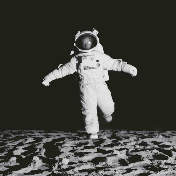 Ein Astronaut steht gelangweilt auf dem Mond.