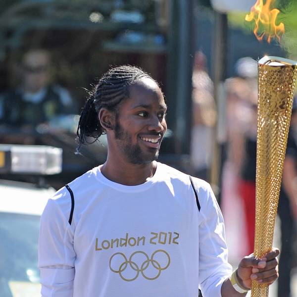 Jason Arday, trägt die olympische Fackel auf der Etappe des Fackellaufs zwischen Sutton (Londoner Stadtbezirk) und Merton (Londoner Stadtbezirk). (Archivbild)