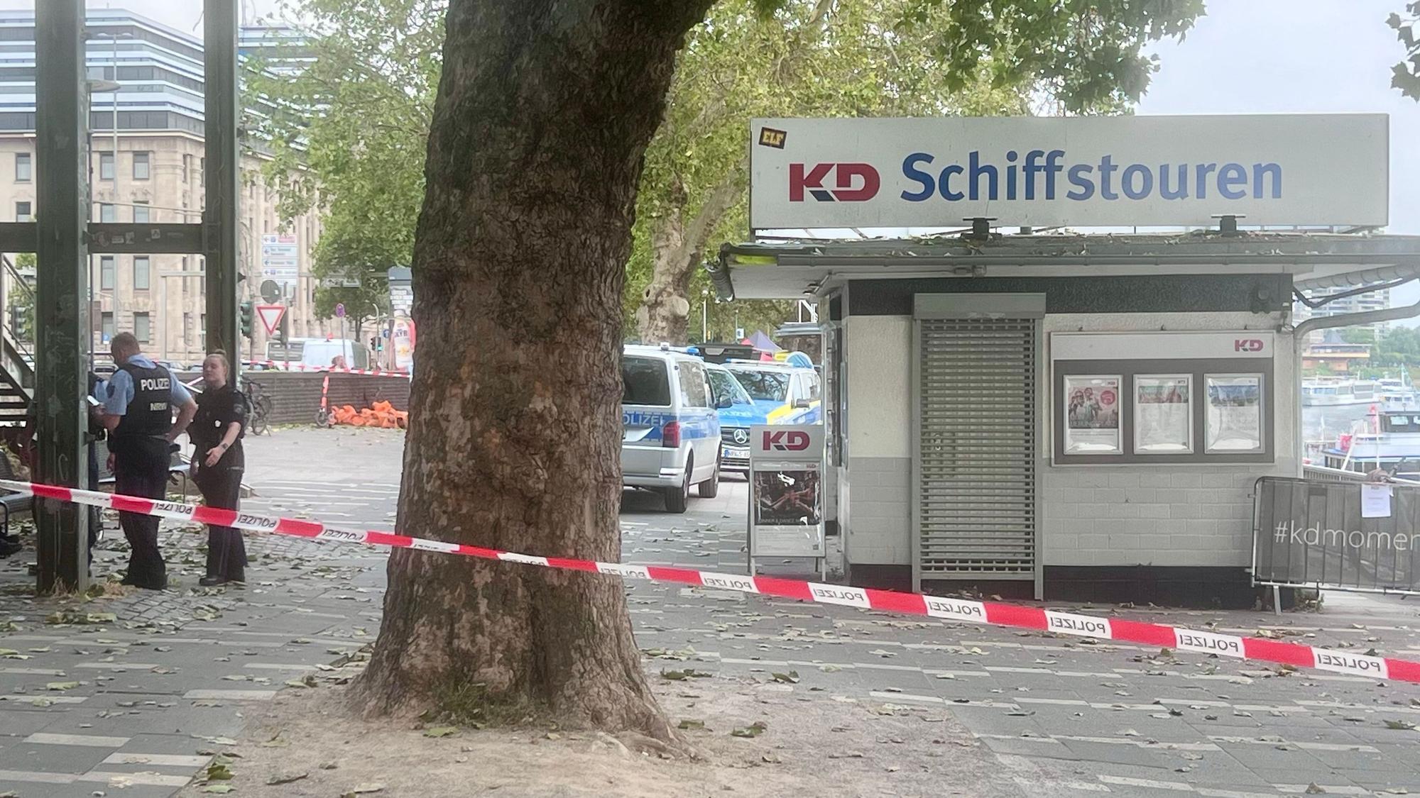 Absperrung am Rheinufer in Köln. Im Rhein wurde am Samstag (15. August) ein verdächtiger Gegenstand gefunden.
