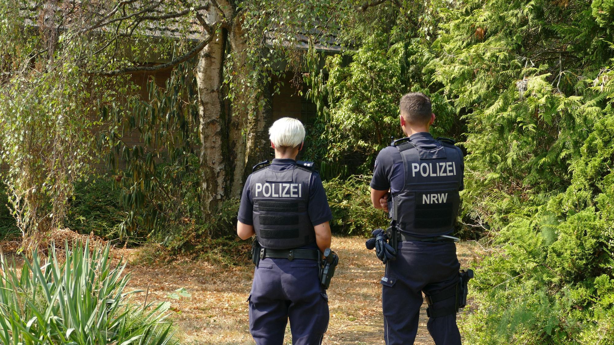 Polizeibeamte stehen vor dem Haus des 59-jährigen Mannes.