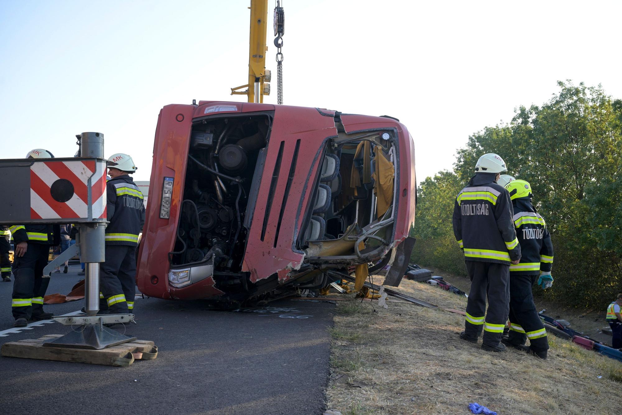 Rettungskräfte sind am Unfallort im Einsatz, nachdem ein Personenbus auf einer Autobahn zwischen Mezokeresztes und Mezonagymihaly von der Fahrbahn abgekommen und in einem Graben umgekippt war.
