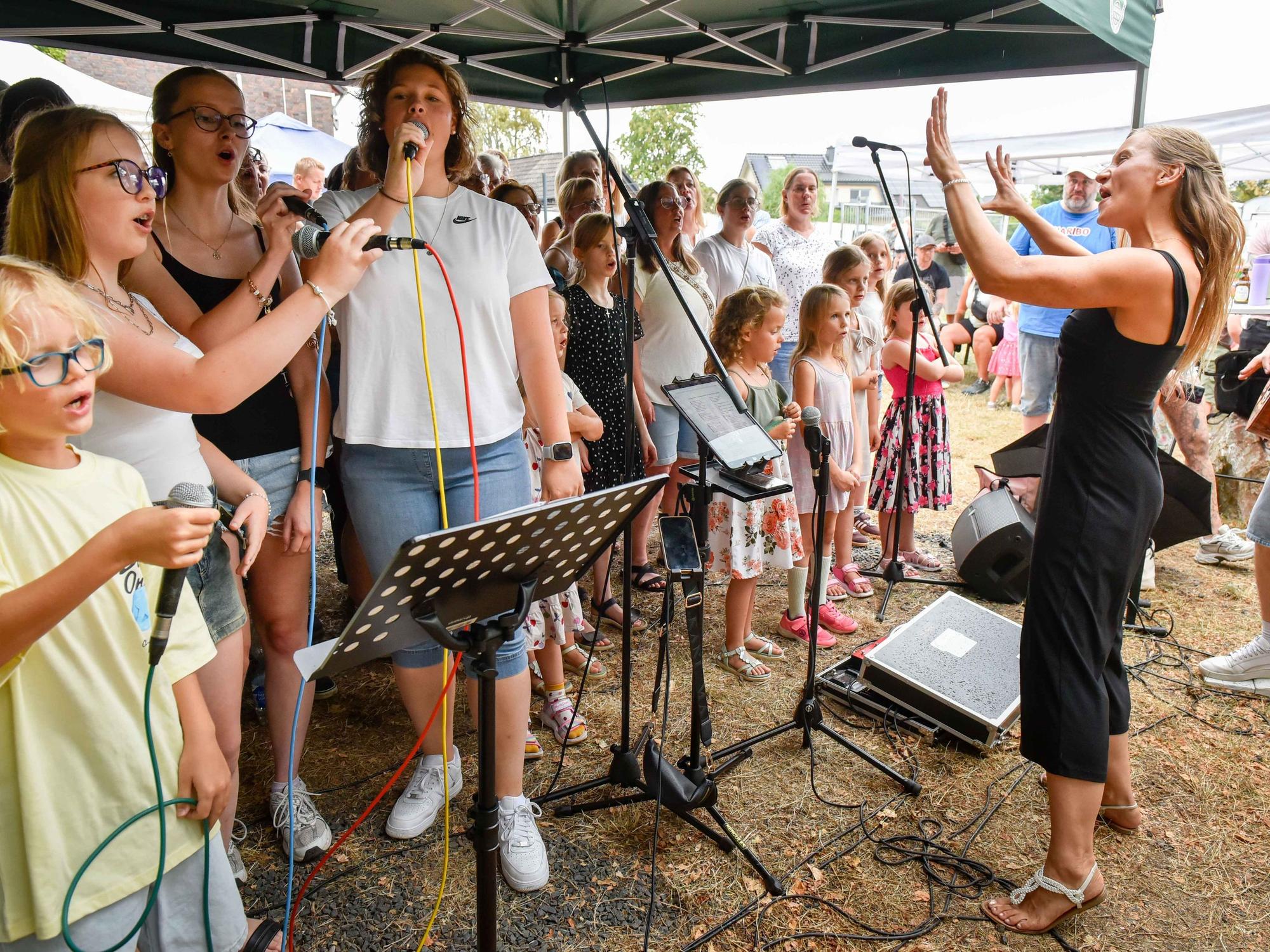 Das Bild zeigt den Familienchor Friends of Music auf dem Schmiedefest.