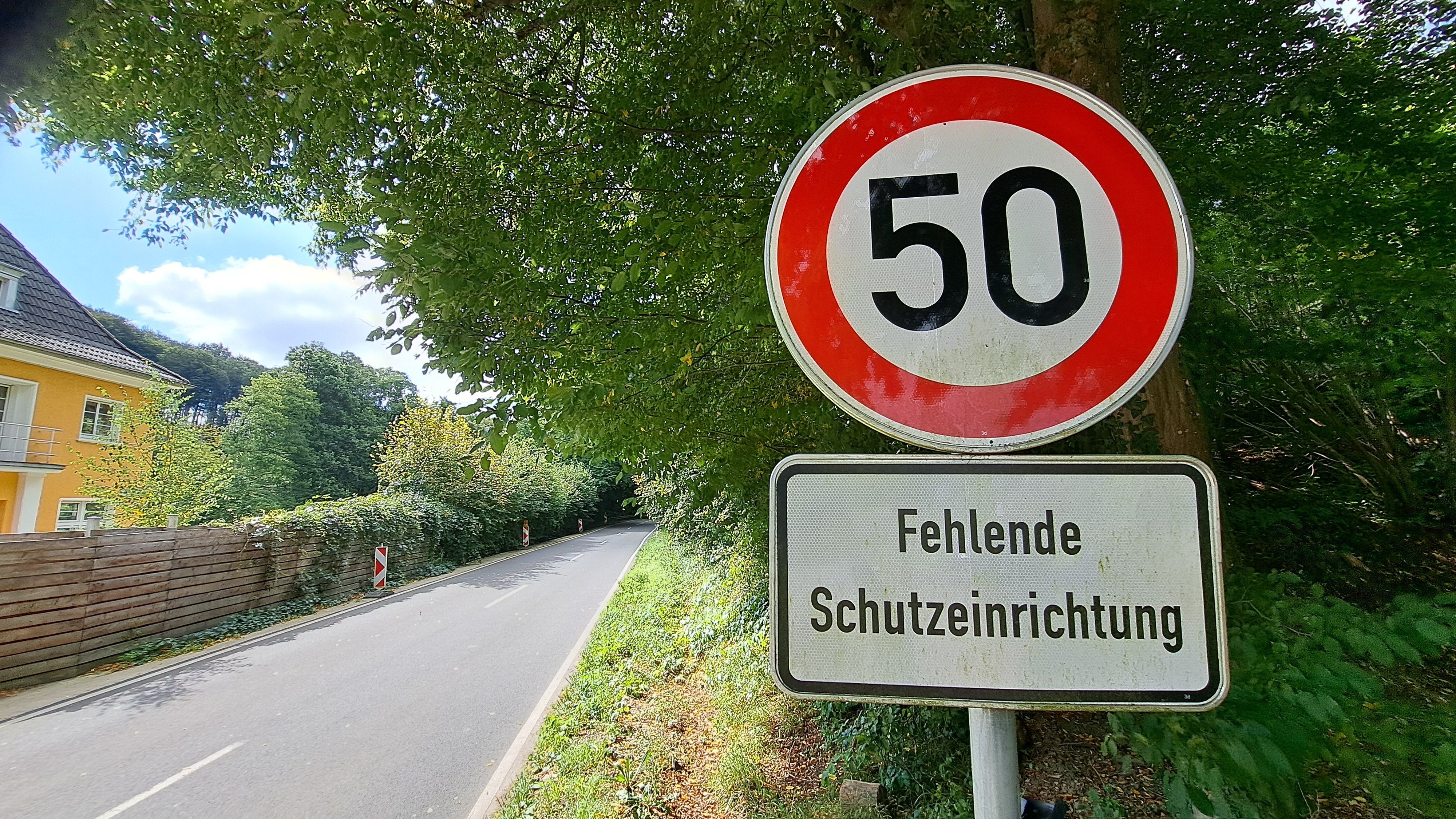 Ein Tempo-50-Schild steht an der Dürschtalstraße. Darunter der Hinweis „Fehlende Schutzeinrichtung“.