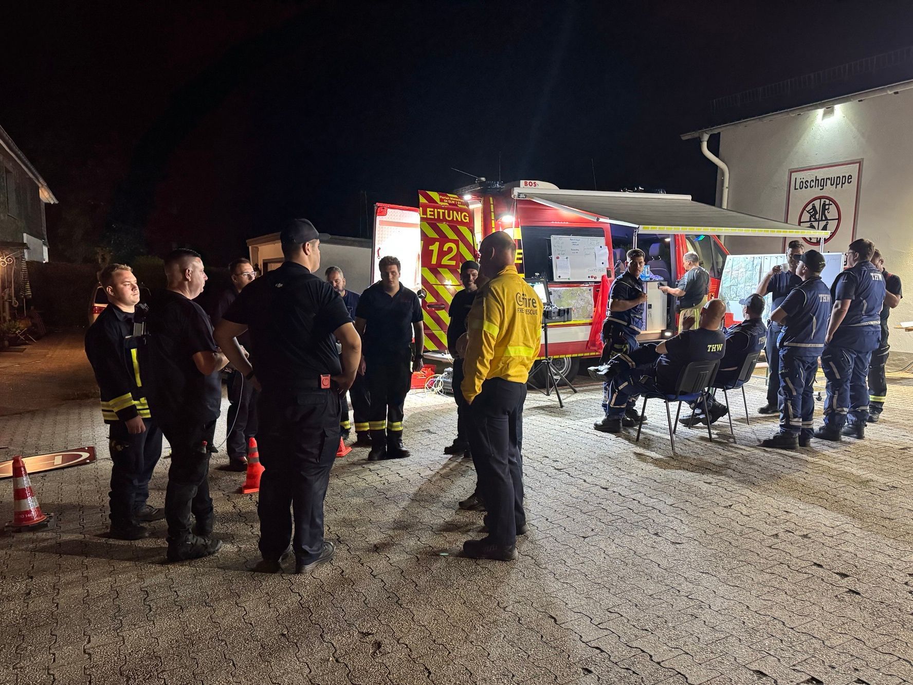 Rettungskräfte von THW und Feuerwehr sind in Kalterherberg wegen eines Waldbrandes im Einsatz. Wegen eines großen Waldbrandes im Hohen Venn hat die nordrhein-westfälische Stadt Monschau Bewohner mehrerer Siedlungen aufgefordert, sich auf eine mögliche Evakuierung vorzubereiten.