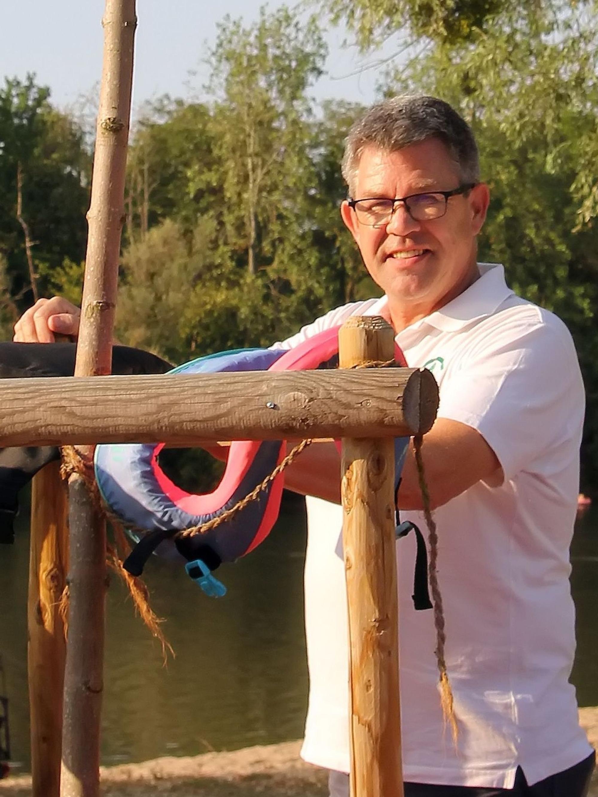 Das Bild zeigt Andreas Schirmer. Er leitet den Campingplatz am Heider Bergsee in Brühl.