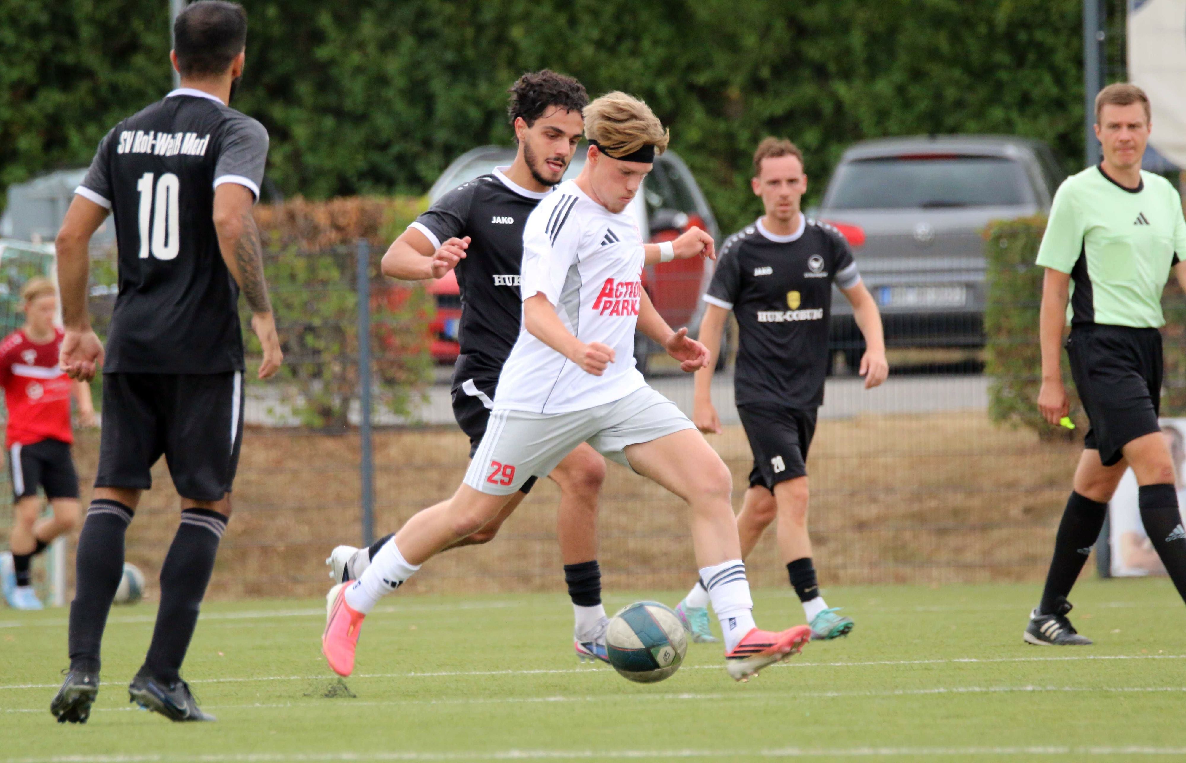 Tobias Rick läuft mit dem Ball durchs Mittelfeld.