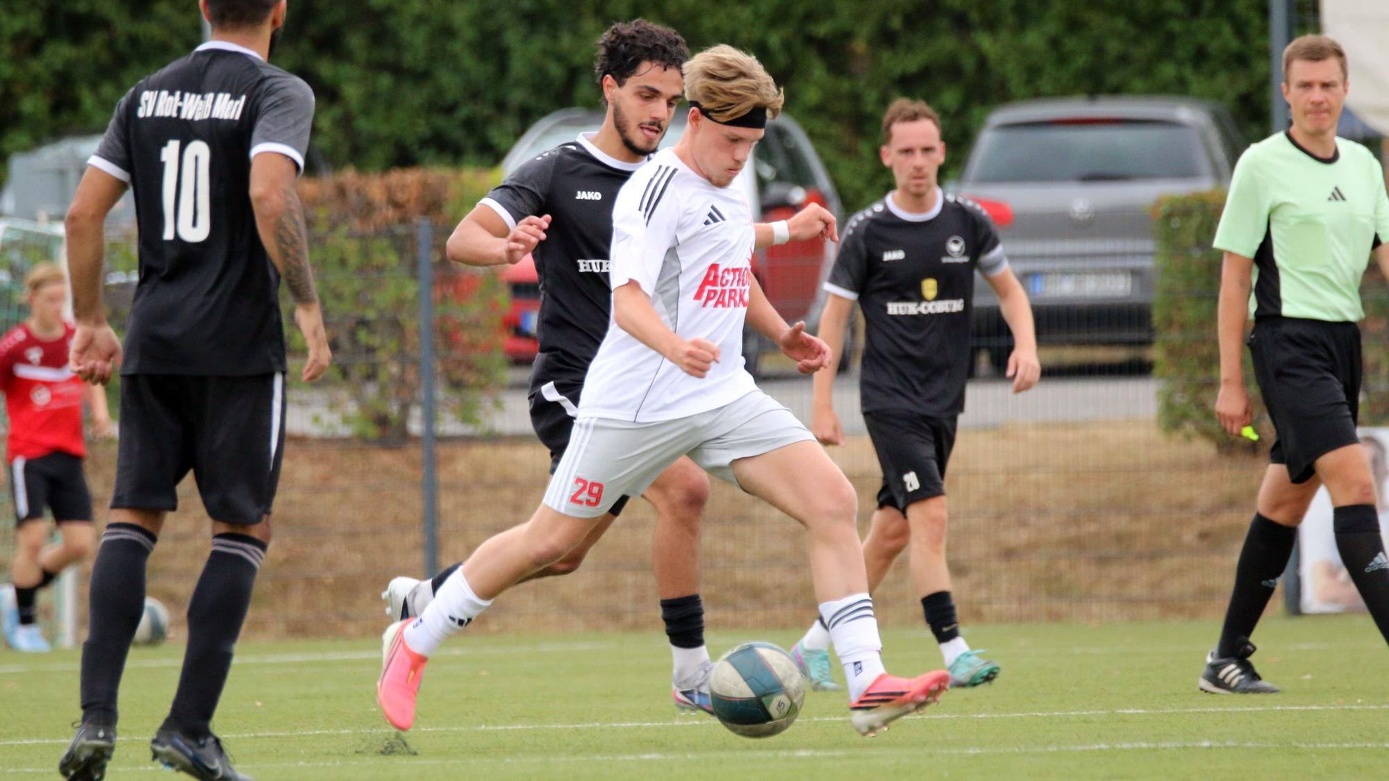 Tobias Rick läuft mit dem Ball durchs Mittelfeld.