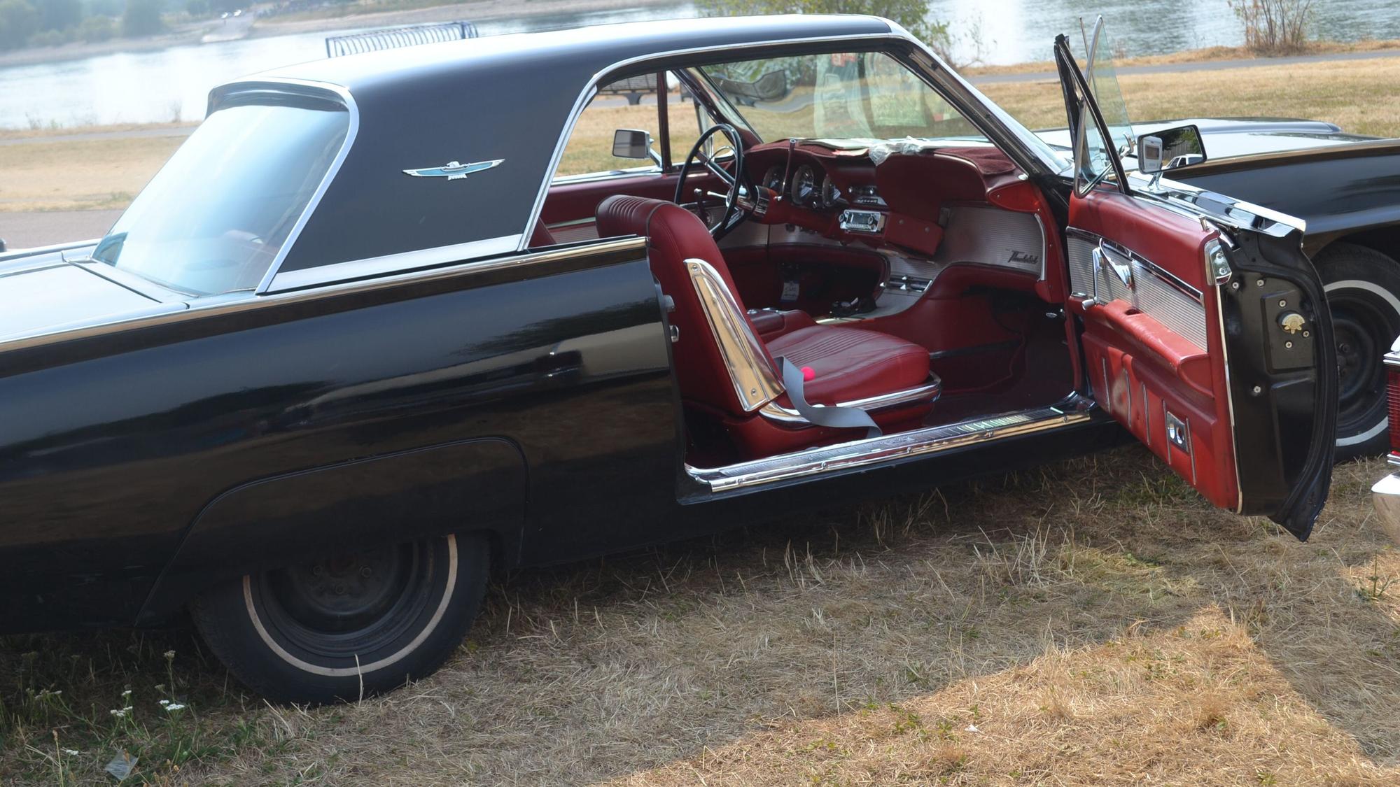 Classic Cars Ausstellung in Niederkassel-Mondorf, schwarzer Oldtimer mit roten Sitzen und geöffneter Tür.