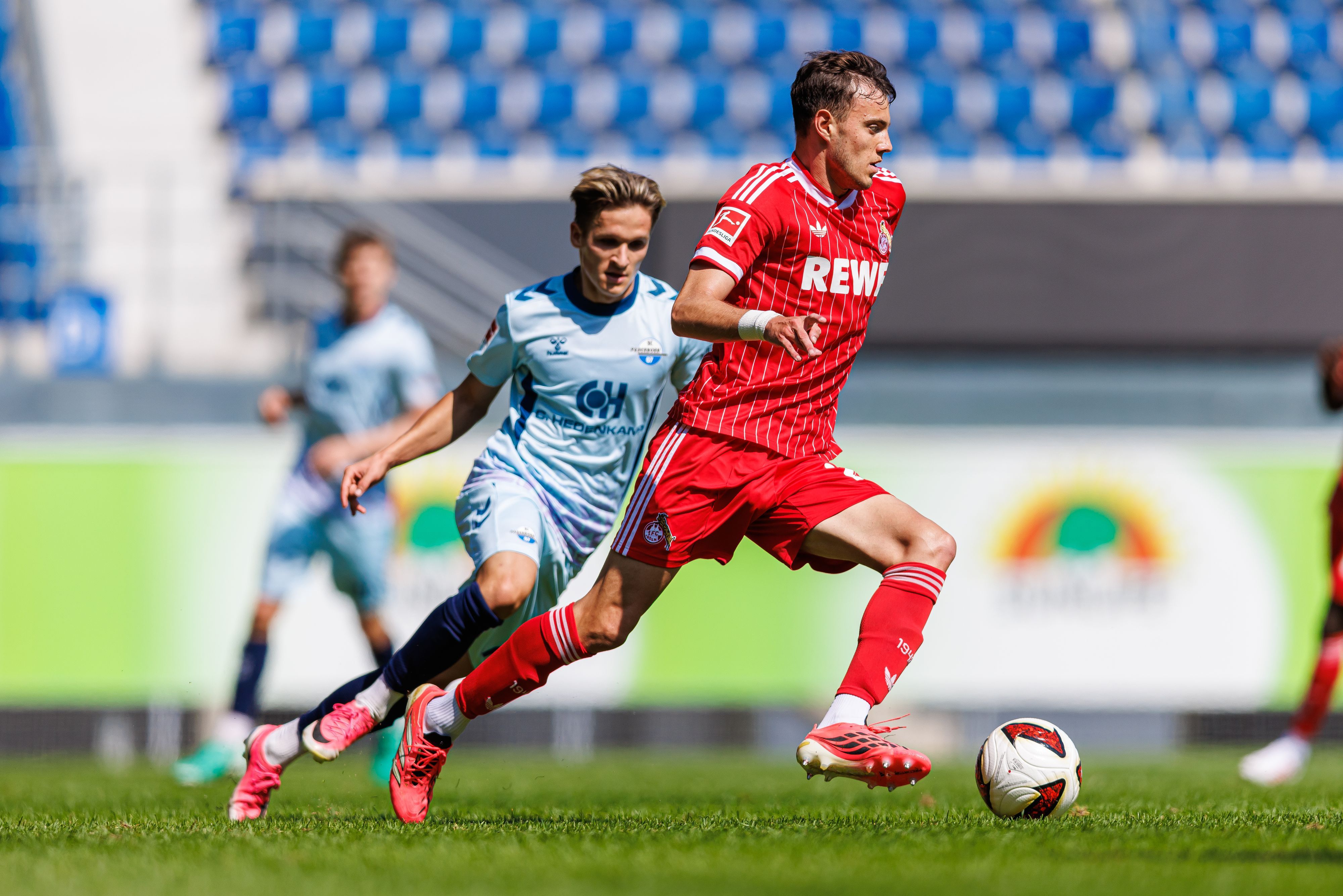 16.08.2026, Testspiel, 1. Bundesliga, Saison 2026/2027: SC Paderborn 07 - 1. FC Köln

Luka Lochoshvili (1. FC Köln) im Zweikampf mit Albert Millgramm (SC Paderborn 07)
