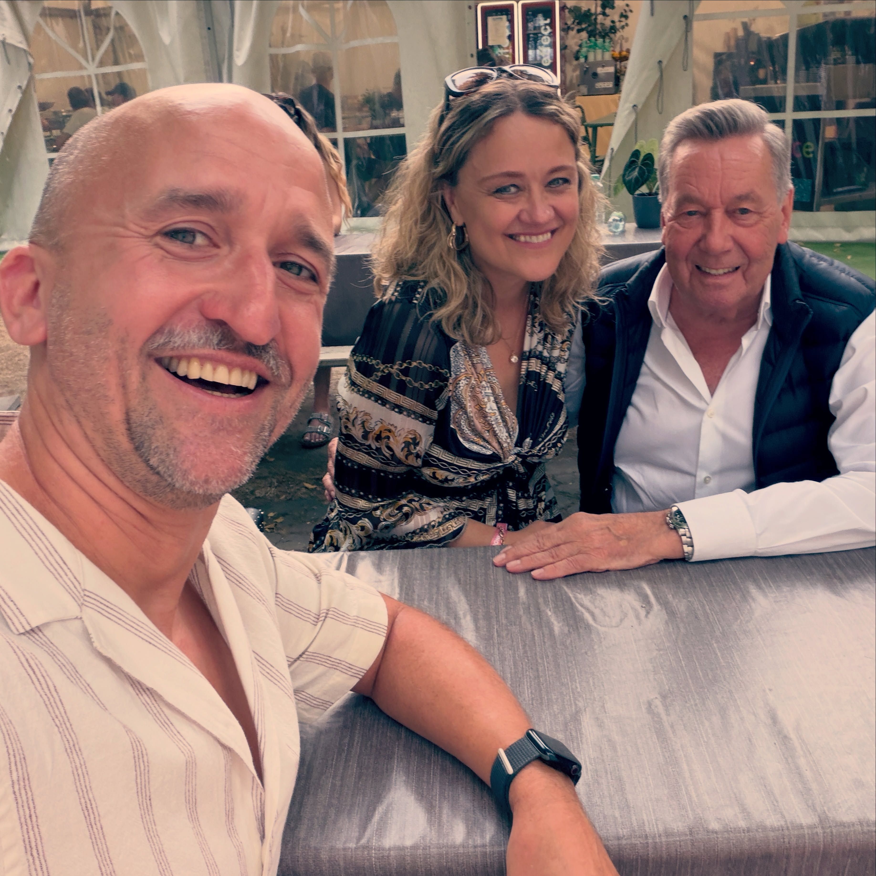 Markus Barth und Lisa Feller mit Roland Kaiser.