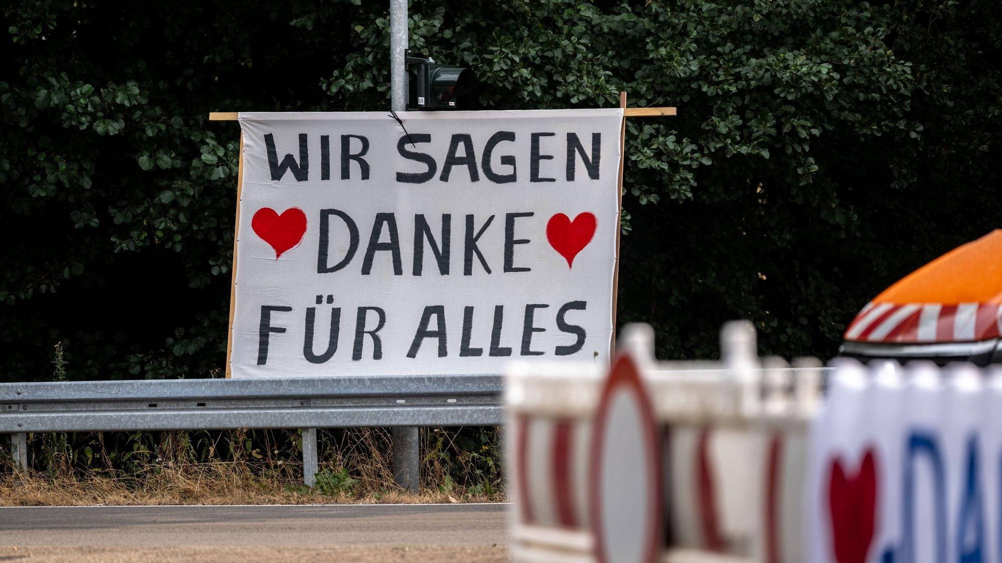 Die Bewohner der Ortschaft Gey danken den Rettungskräften für den Einsatz im Waldbrandgebiet im Hürtgenwald mit einem Transparent mit der Aufschrift „Wir sagen Danke für alles“.