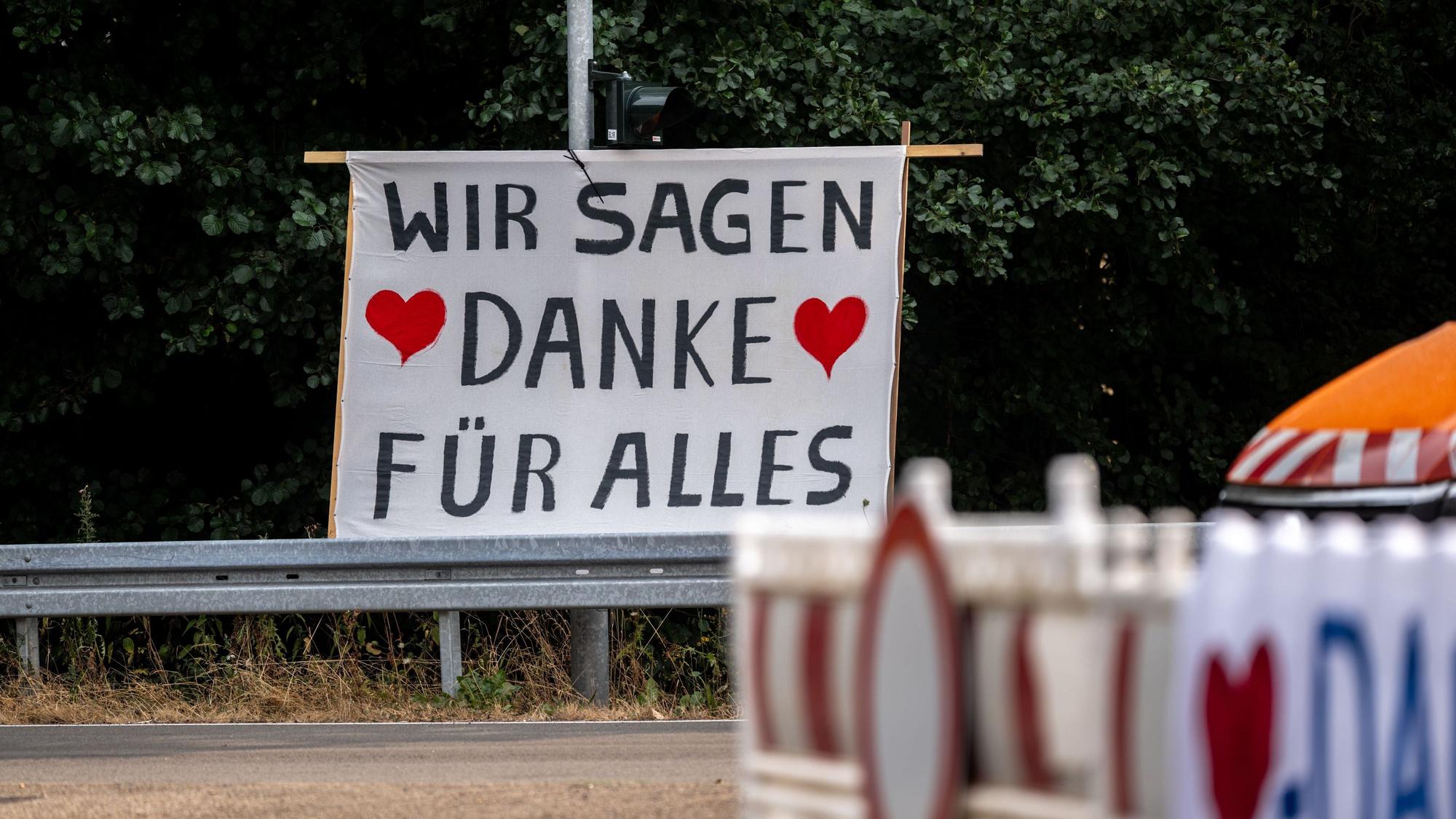Die Bewohner der Ortschaft Gey danken den Rettungskräften für den Einsatz im Waldbrandgebiet im Hürtgenwald mit einem Transparent mit der Aufschrift „Wir sagen Danke für alles“.