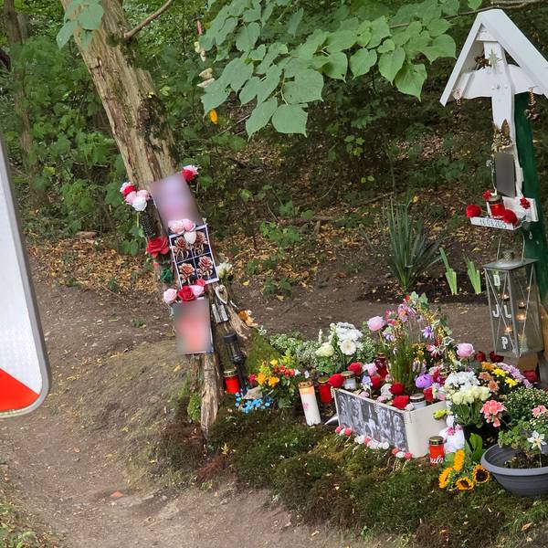 Eine Gedenkstätte für vier junge Unfalltodesopfer steht neben der Dürschtalstraße im Wald.
