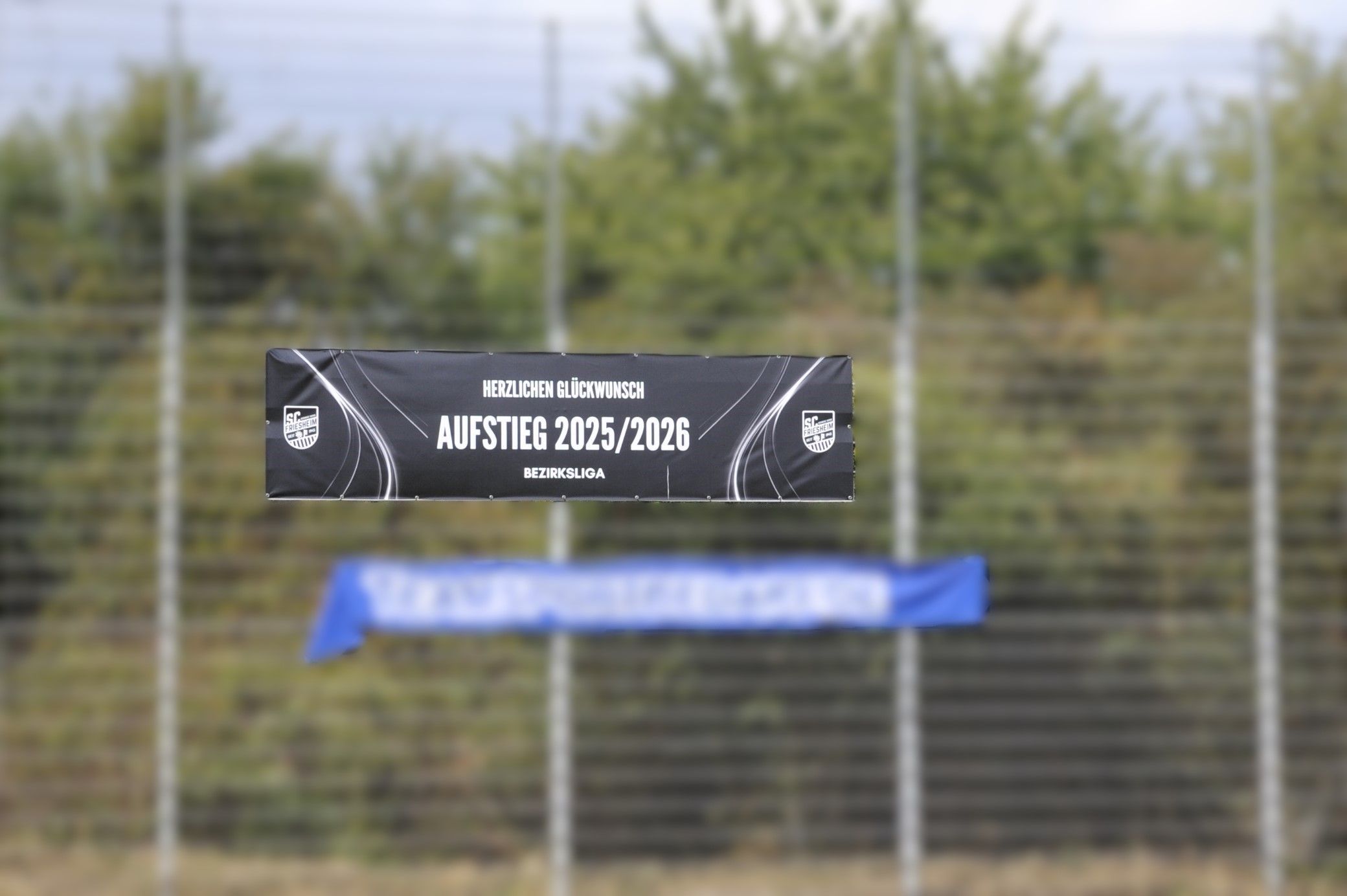 Zu sehen ist ein Banner, auf dem „Aufstieg 2025/2026“ steht.
