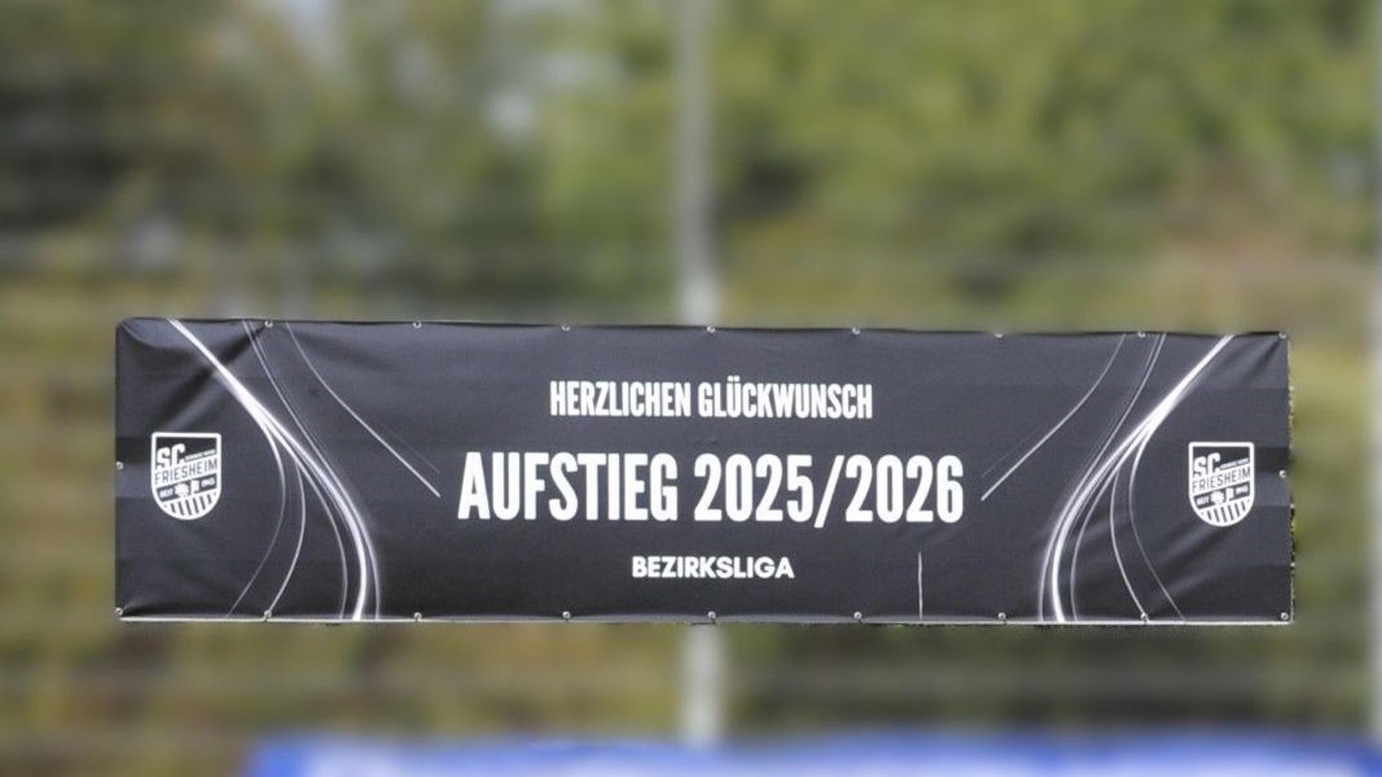 Zu sehen ist ein Banner, auf dem „Aufstieg 2025/2026“ steht.
