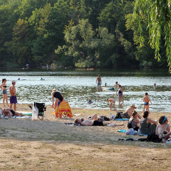 Das Bild zeigt Badegäste am Heider Bergsee in Brühl.