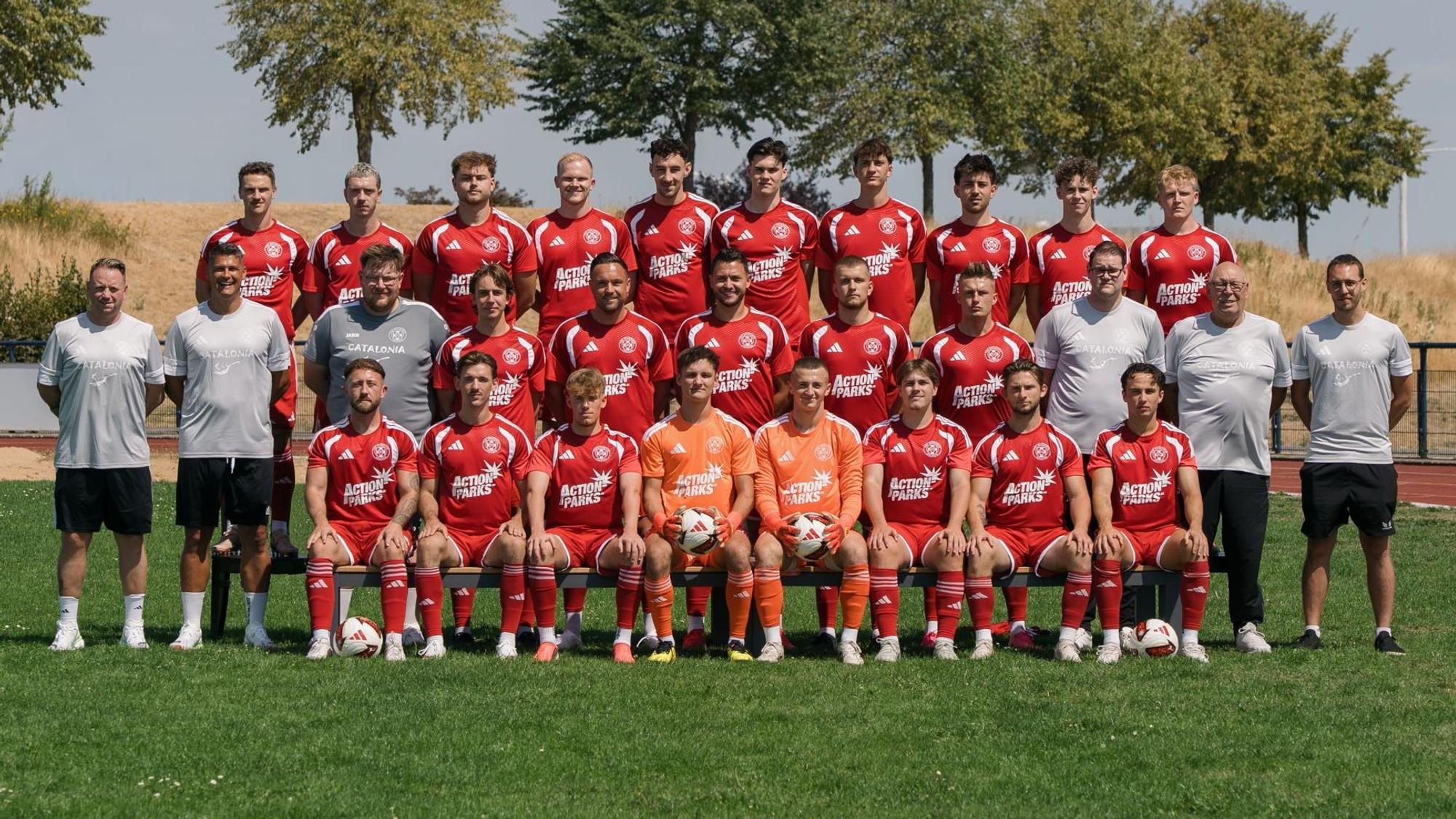 Das Mannschaftsfoto des TuS Zülpich für die neue Mittelrheinliga-Saison zeigt Spieler, Trainer und Betreuer.