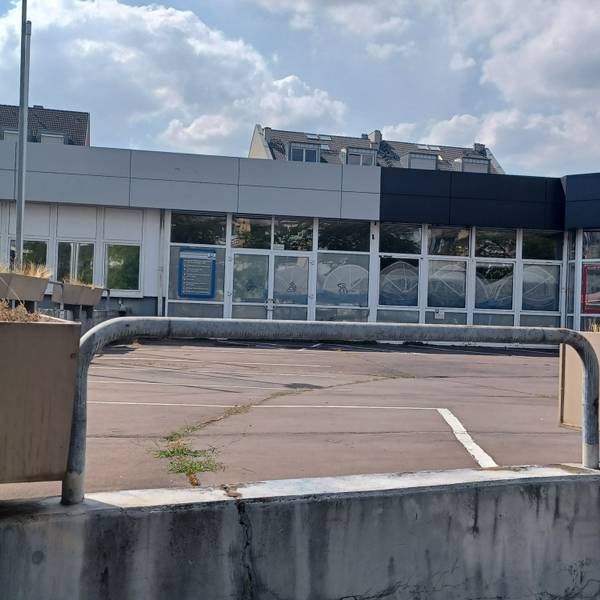 Das frühere Autohaus mit Verkaufsräumen und Werkstätten steht seit Jahren leer. Der hier einst ansässige Händler Dirkes war 2019 insolvent gegangen.