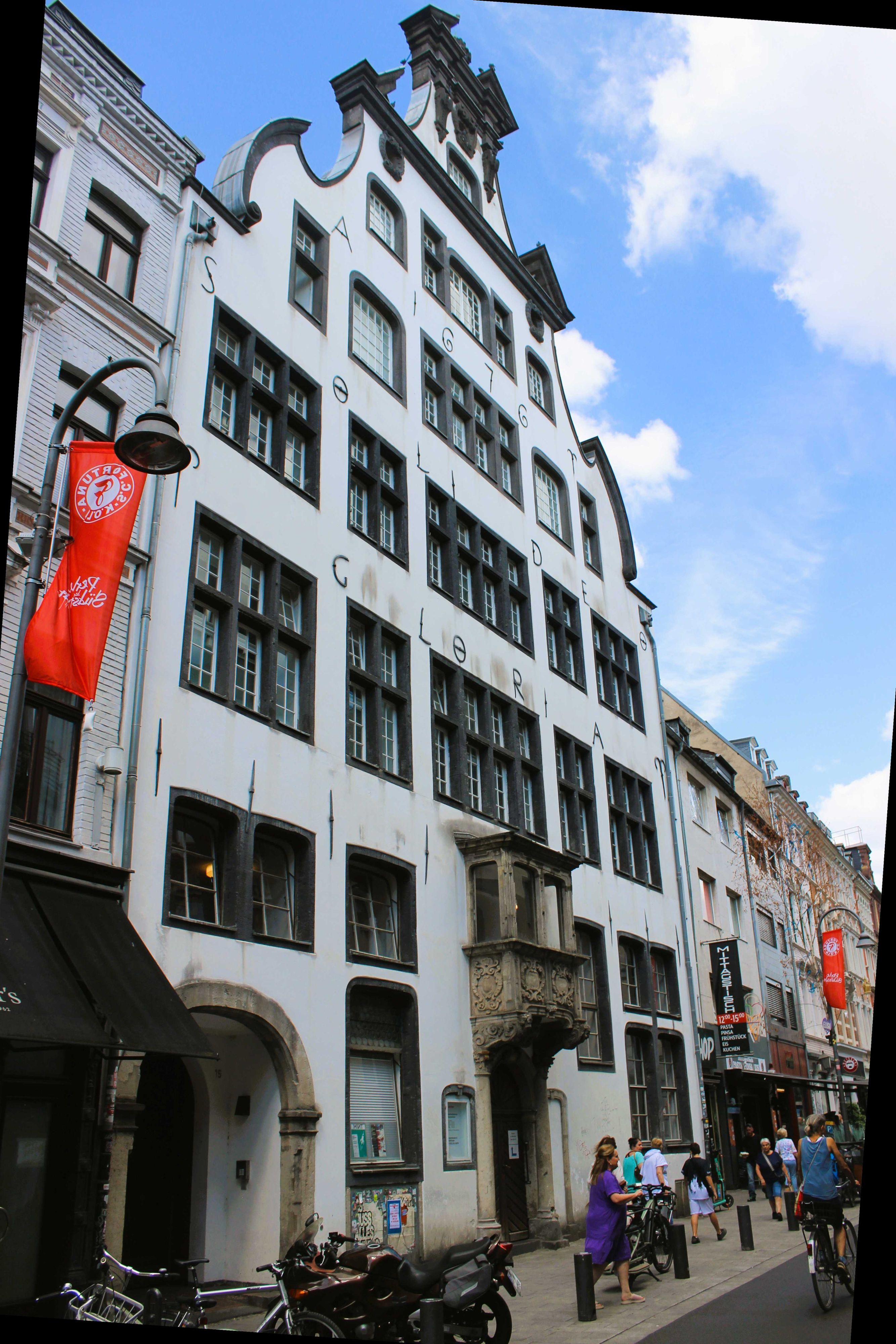 Die Maueranker sind nicht mehr vergoldet, ansonsten konnte die barocke Fassade von „Haus Balchem“ nach dem Krieg rekonstruiert werden. Deshalb schmückt sie noch heute die Südstadt.