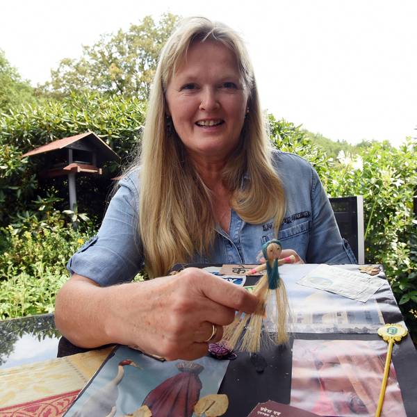 Die Strohpuppe erhielt Esther Rautenbach, als sie 1989 als Studentin in Indien unterwegs war, von einem Straßenkind als Geschenk.