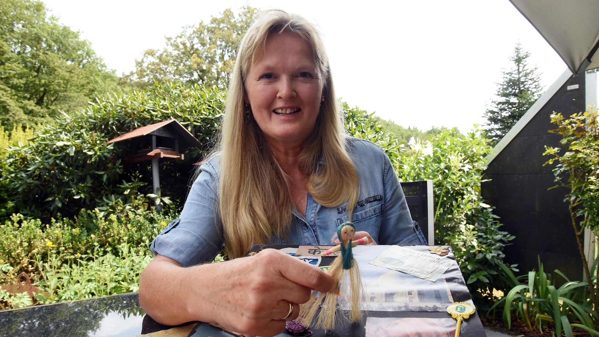 Die Strohpuppe erhielt Esther Rautenbach, als sie 1989 als Studentin in Indien unterwegs war, von einem Straßenkind als Geschenk.