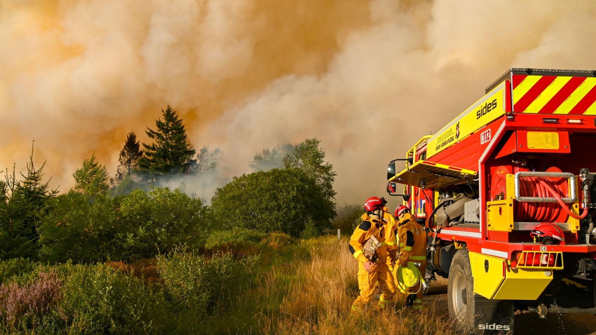 dpatopbilder - HANDOUT - 17.08.2026, Belgien, Waimes: Das von VHP zur Verfügung gestellte Foto zeigt Feuerwehrleute im Einsatz beim Großbrand im Naturschutzgebiet Hohes Venn (Hautes Fagnes). Foto: -/Images VHP via Belga/dpa - ACHTUNG: Nur zur redaktionellen Verwendung im Zusammenhang mit der aktuellen Berichterstattung und nur mit vollständiger Nennung des vorstehenden Credits +++ dpa-Bildfunk +++