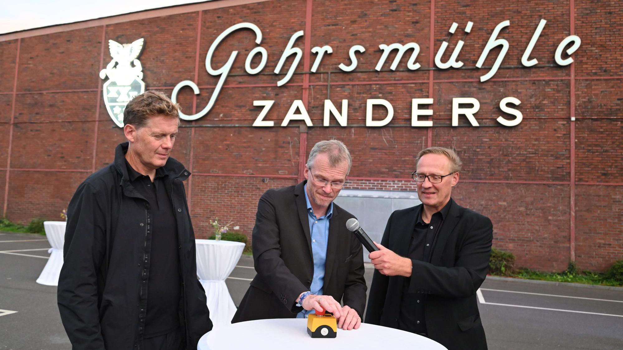 Eröffnung des Gohrsmühlenplatzes mit einschaltendes restaurierten beleuchteten Zanders Schriftzug