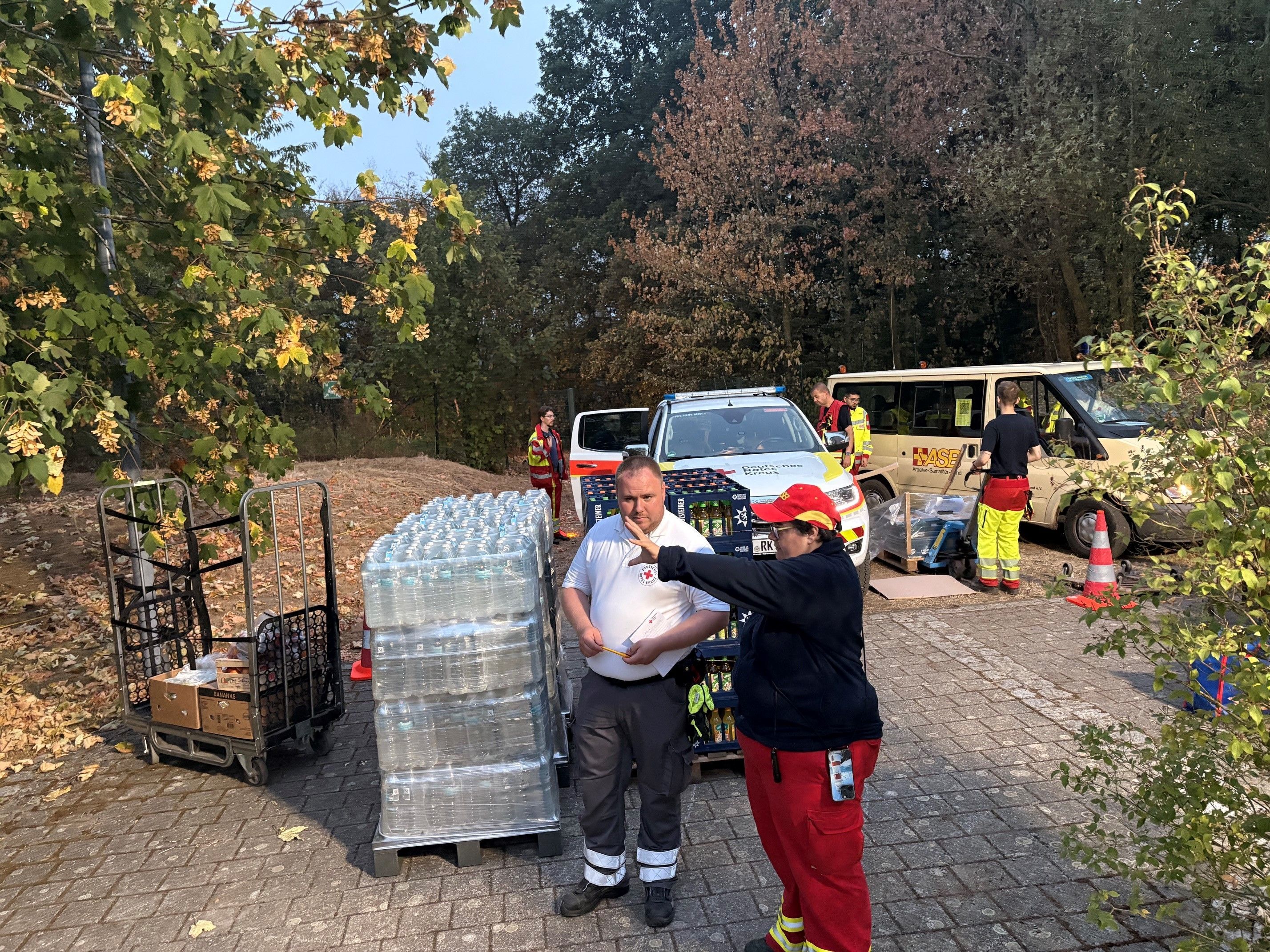 DRK und ASB aus Rhein-Berg versorgen die Einsatzkräfte im Hürtgenwald.