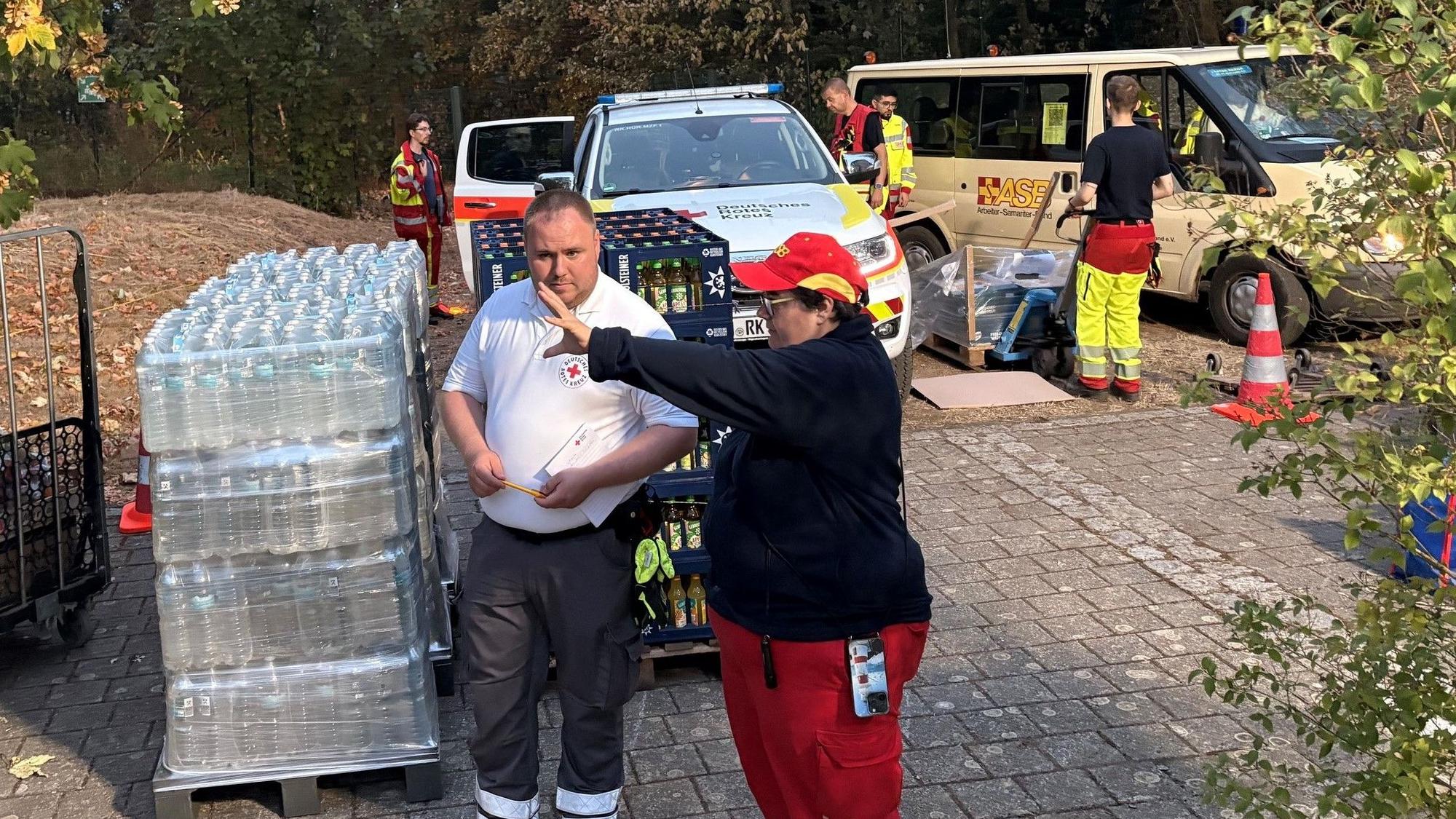 DRK und ASB aus Rhein-Berg versorgen die Einsatzkräfte im Hürtgenwald.