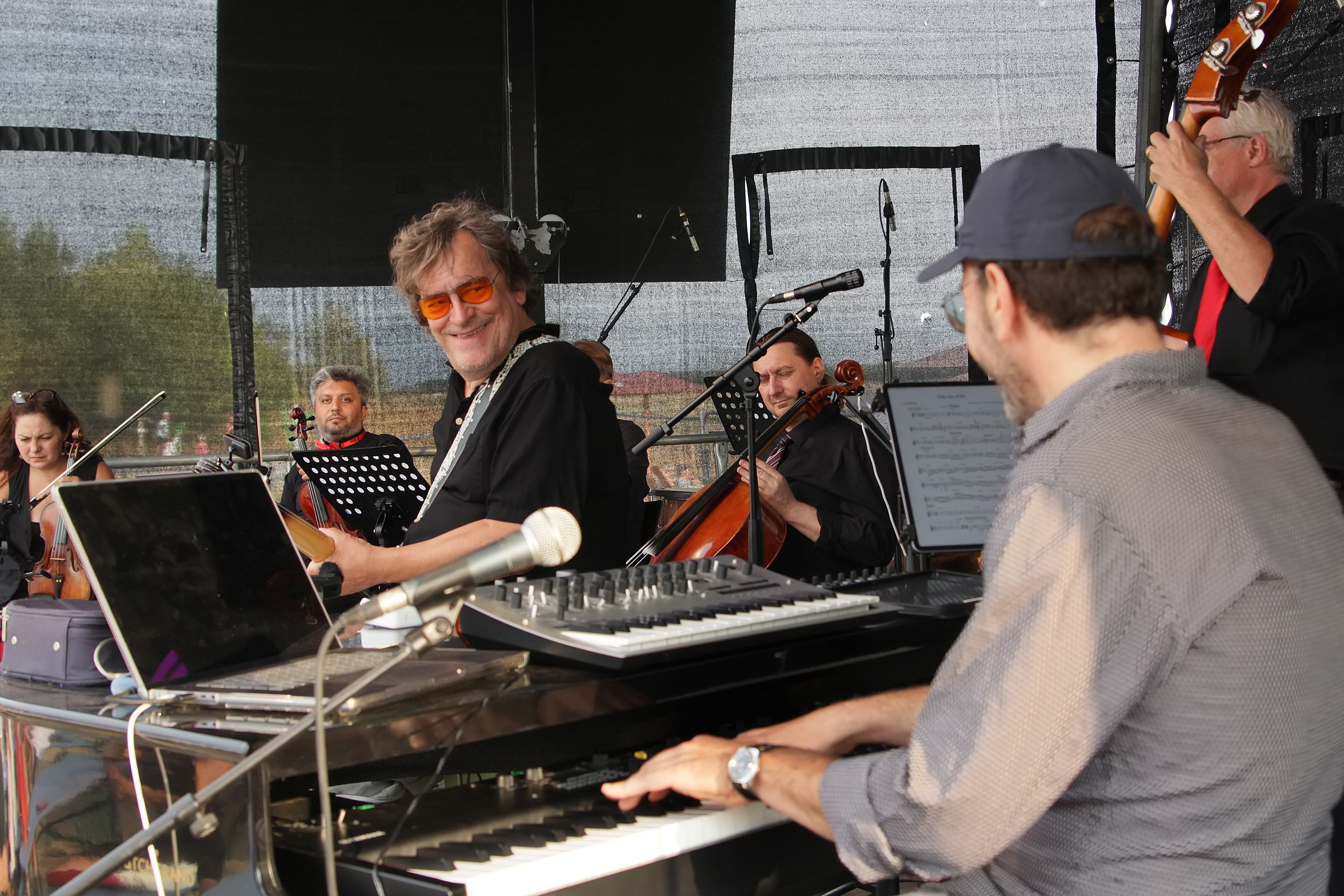 Musiker auf der Bühne.