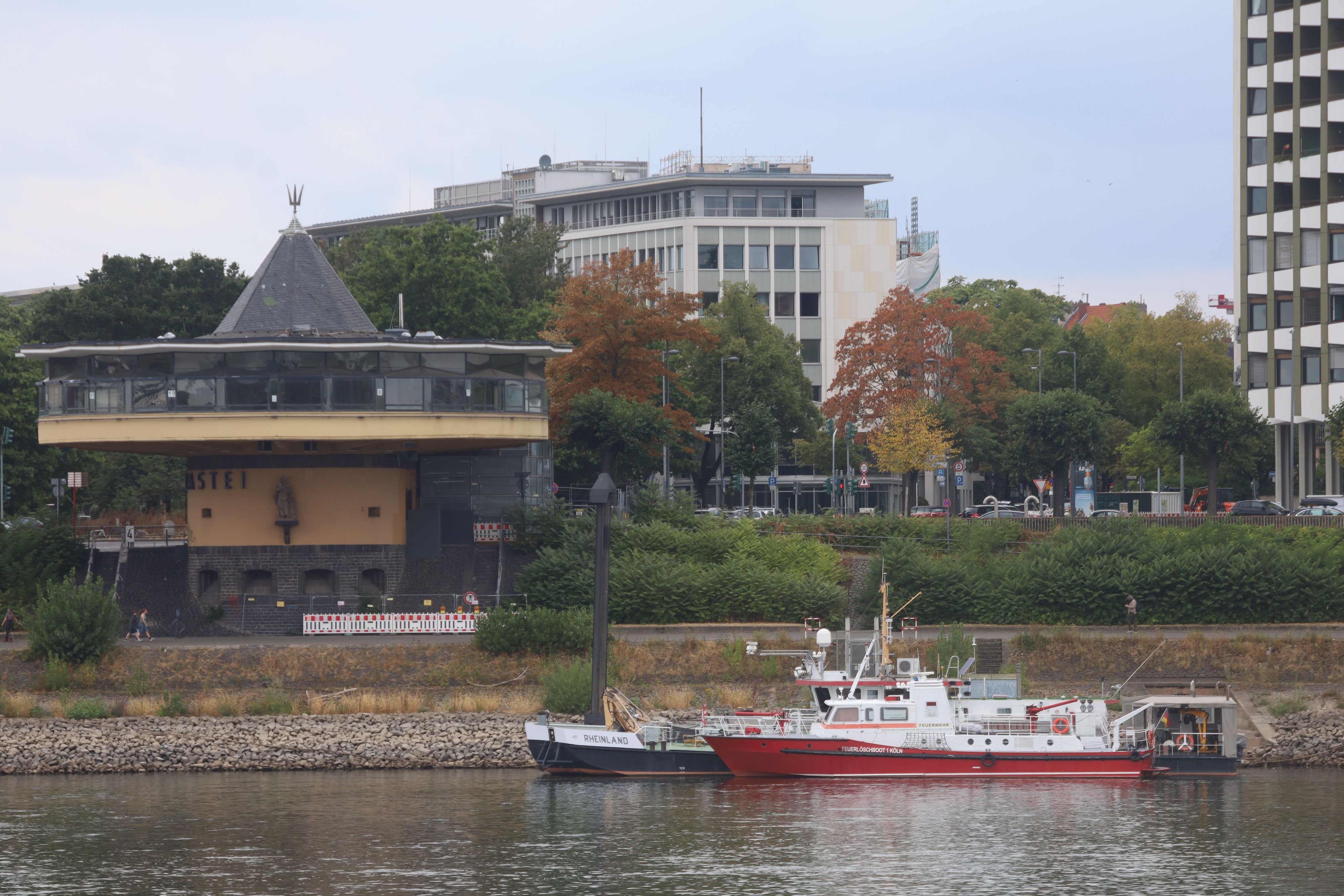 Das Feuerlöschboot 1 der Berufsfeuerwehr Köln liegt unweit der Bastei an einem Anleger. Eigentlich ist das Boot im Deutzer Hafen stationiert.