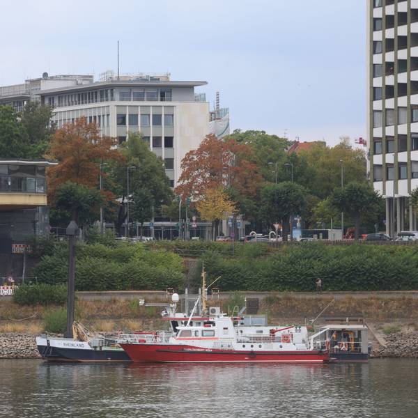 Das Feuerlöschboot 1 der Berufsfeuerwehr Köln liegt unweit der Bastei an einem Anleger. Eigentlich ist das Boot im Deutzer Hafen stationiert.