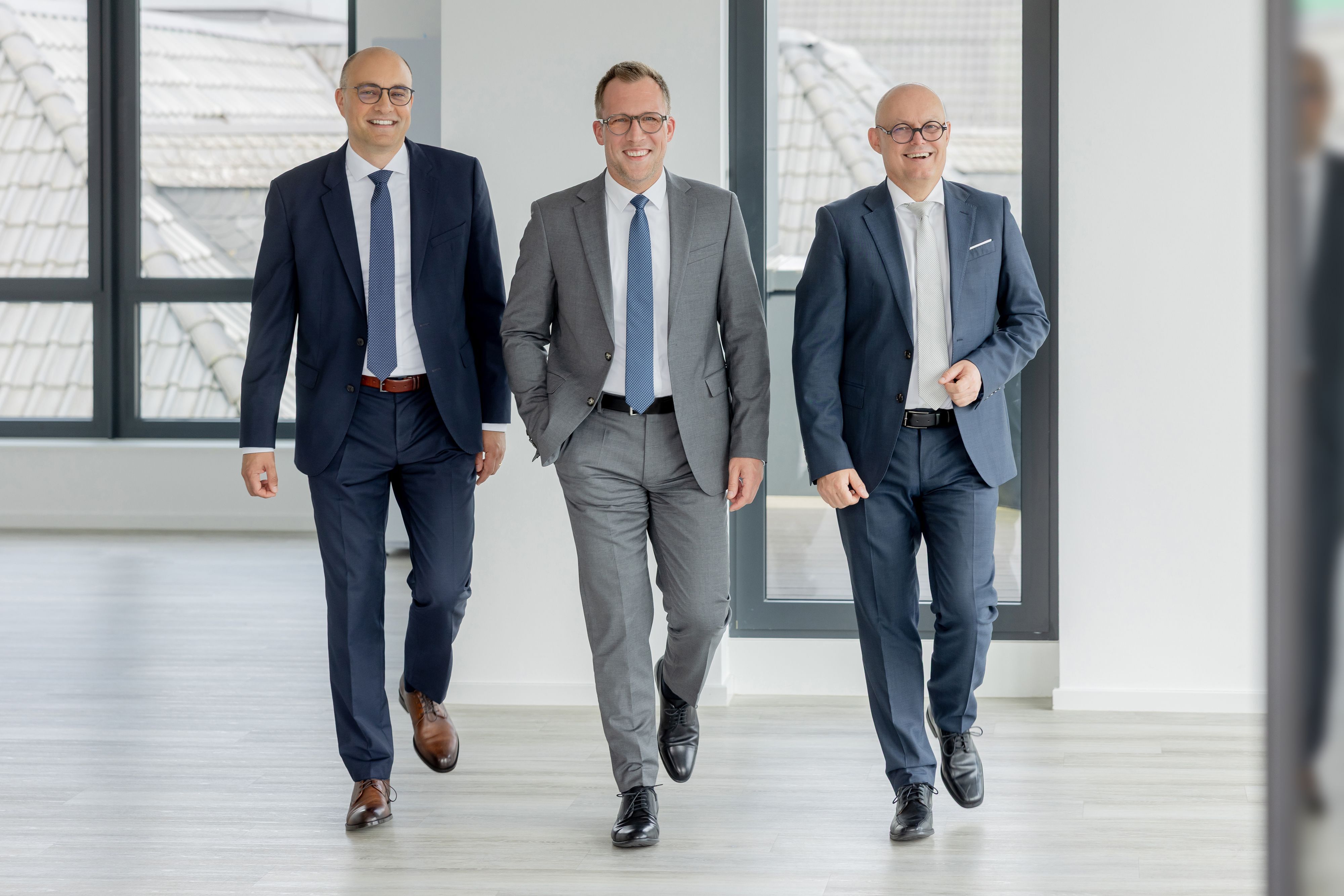 Sie lenken nun als Vorstand gemeinsam die Geschicke der Volksbank Oberberg mit Sitz in Wiehl (von links): Vorstandsmitglied Marc Gottschlich, Vorstandsvorsitzender Andreas Neumann und Jörn Richling, stellvertretender Vorstandsvorsitzender.