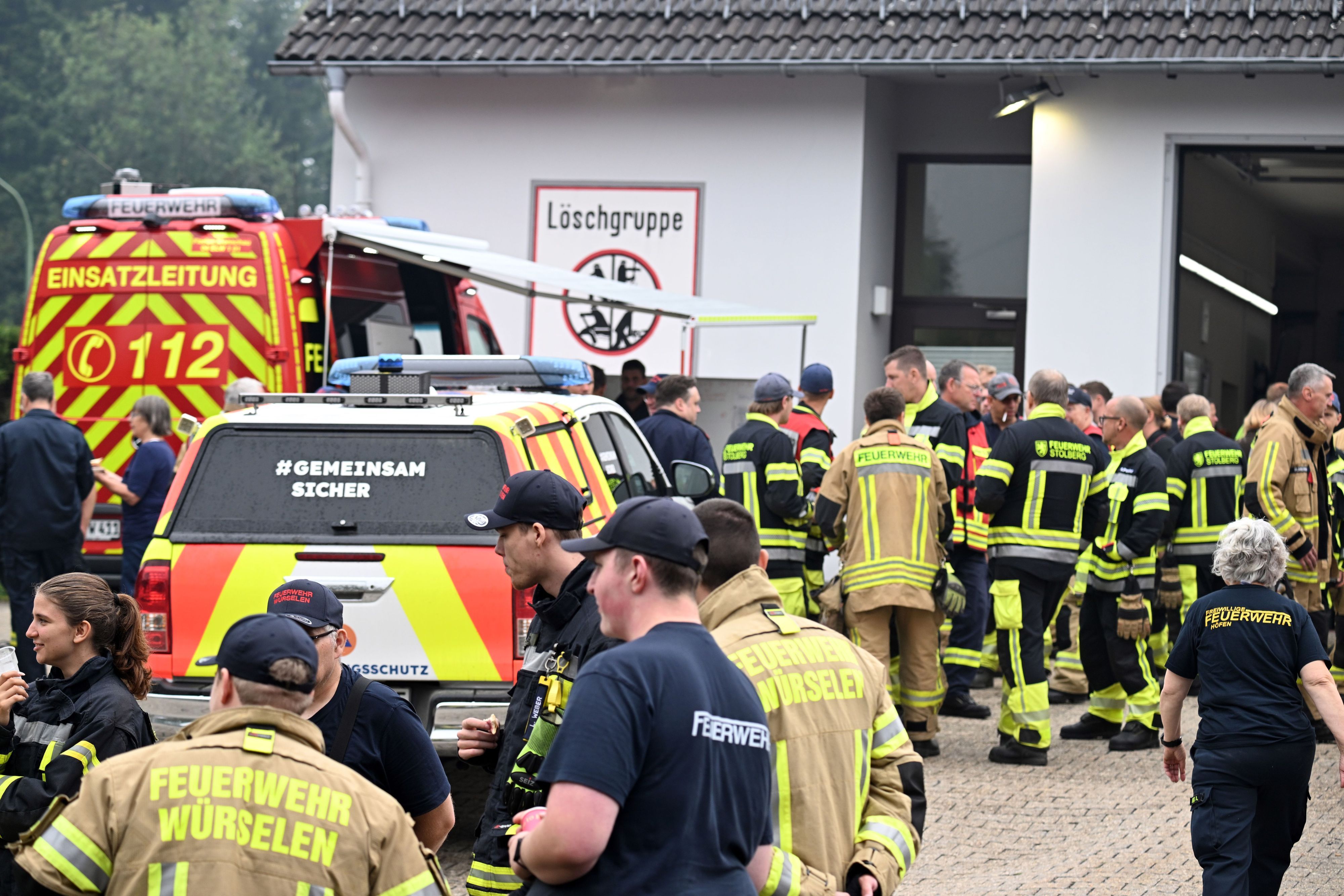 Feuerwehrleute warten an der Einsatzleitung in Kalterherberg auf ihren Einsatz. Die Bekämpfung des Brands im Naturschutzgebiet Hohes Venn in Belgien direkt an der Grenze zu Deutschland geht weiter.